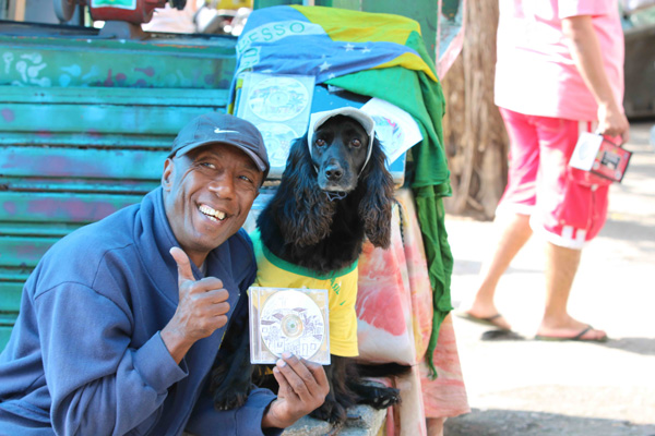 Eduardo và chú chó dễ thương trên hè phố Rocinha
