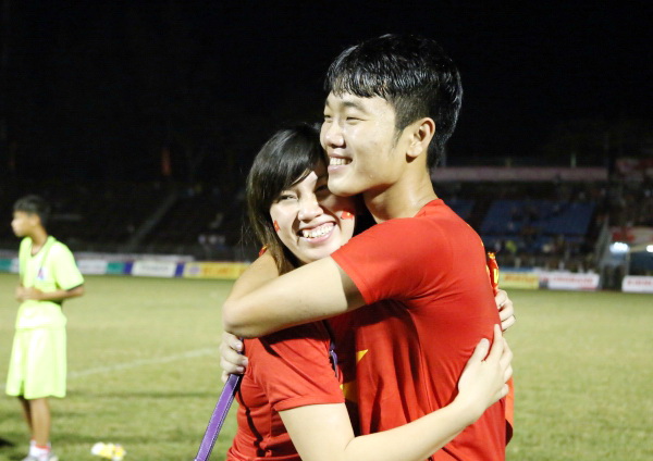 Xuân Trường ôm người thân sau chiến thắng trận chung kết giải U.21 quốc tế Báo Thanh Niên 2014 - Ảnh: Khả Hòa
