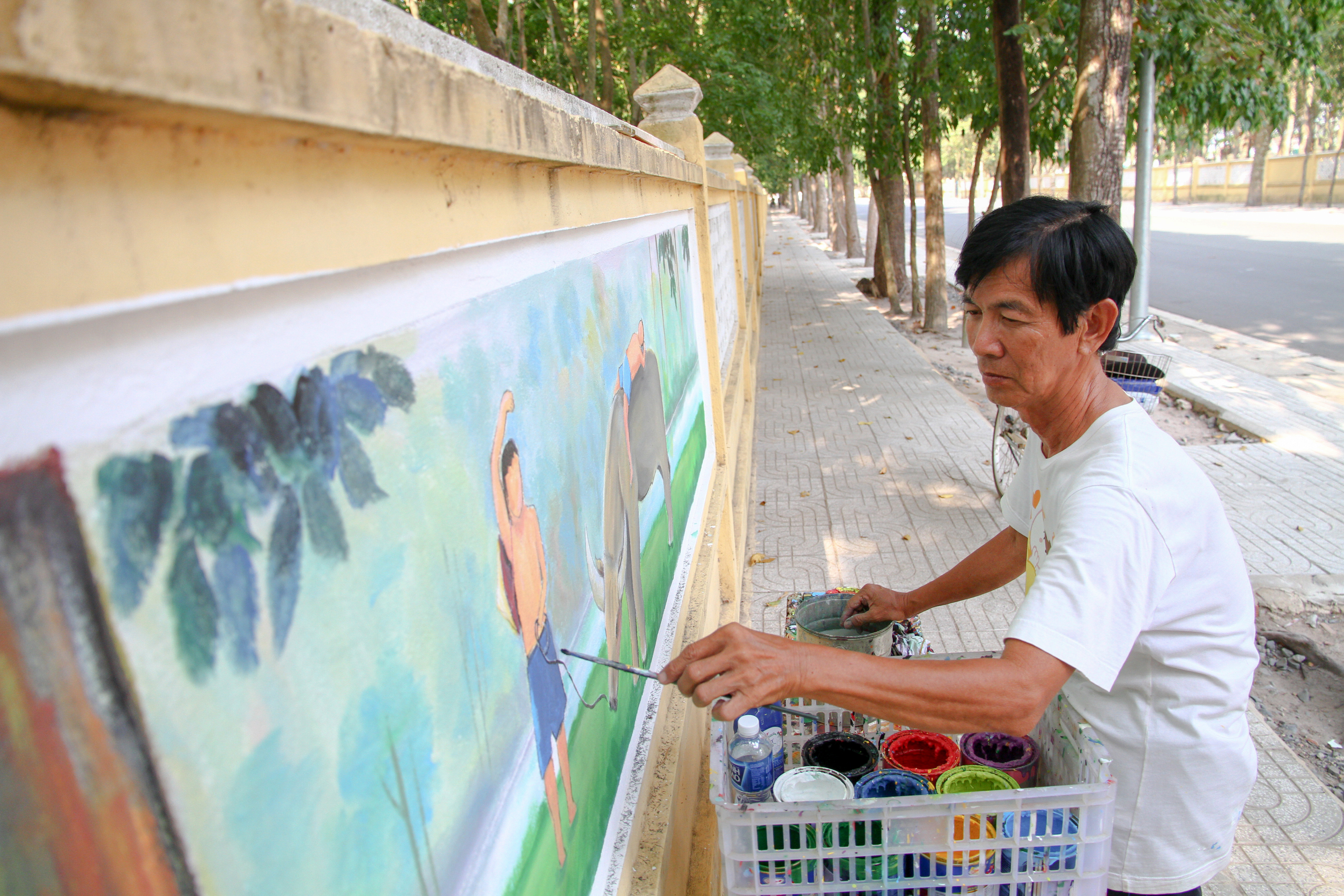 Trang trí hòm miễn phí và vẽ bích họa là một hoạt động giải trí tuyệt vời cho cả đàn ông và phụ nữ. Hãy tham gia các lớp học để khám phá chính mình và tạo ra những tác phẩm độc đáo của riêng mình.