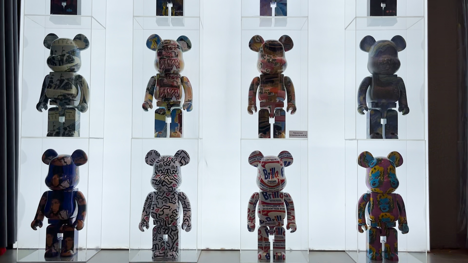 Hình ảnh chú gấu bearbrick tràn ngập Sài Gòn  Hà Nội  ELLE Man