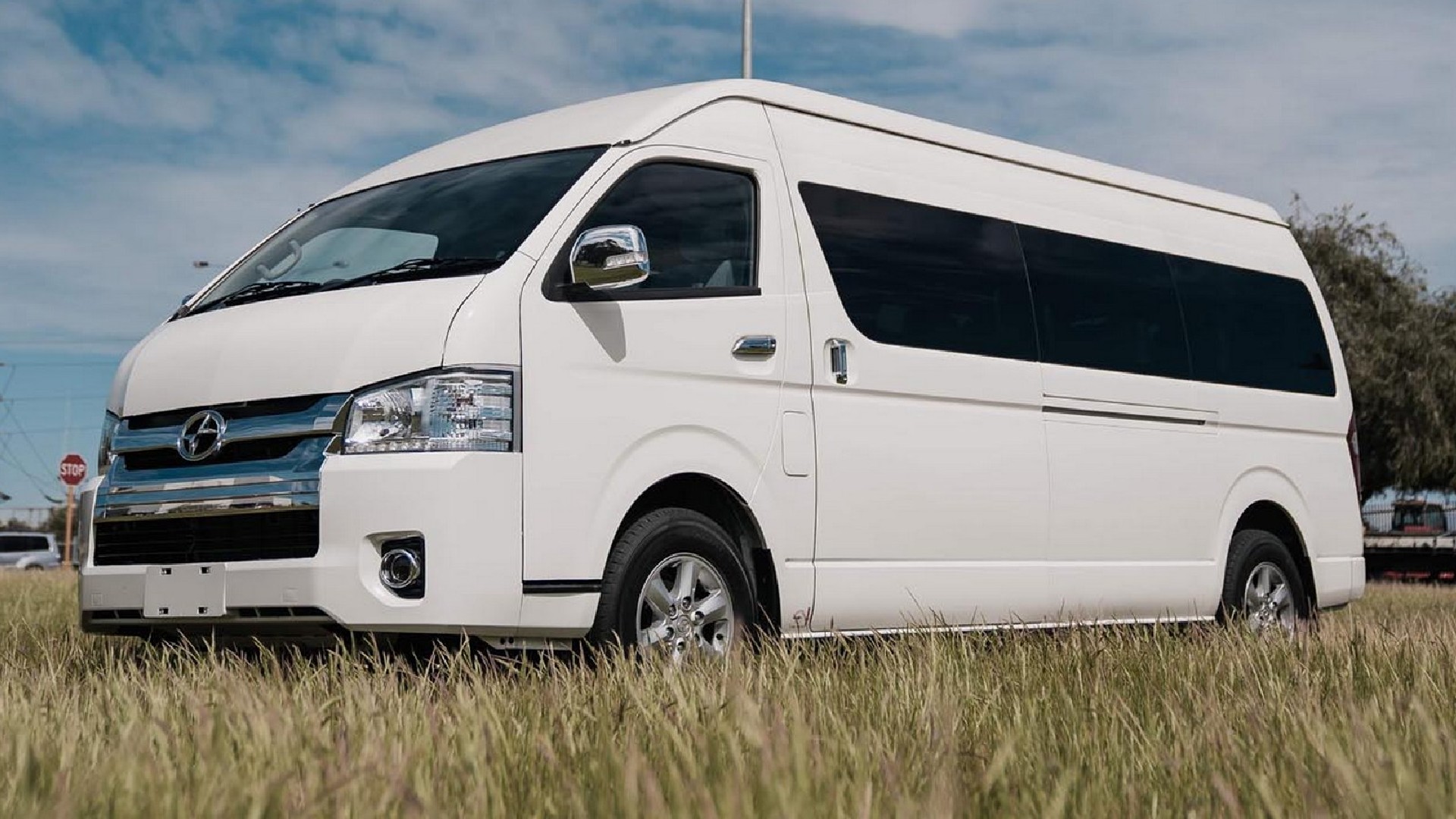 TOYOTA HIACE 2023 Giá xe giá lăn bánh thông số xe  khuyến mãi