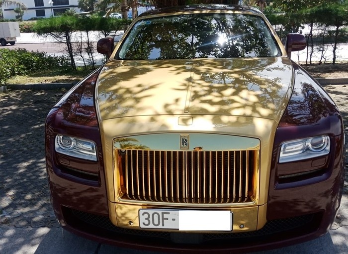 A goldplated RollsRoyce Phantom being used as a first class taxi   Mufudza Online