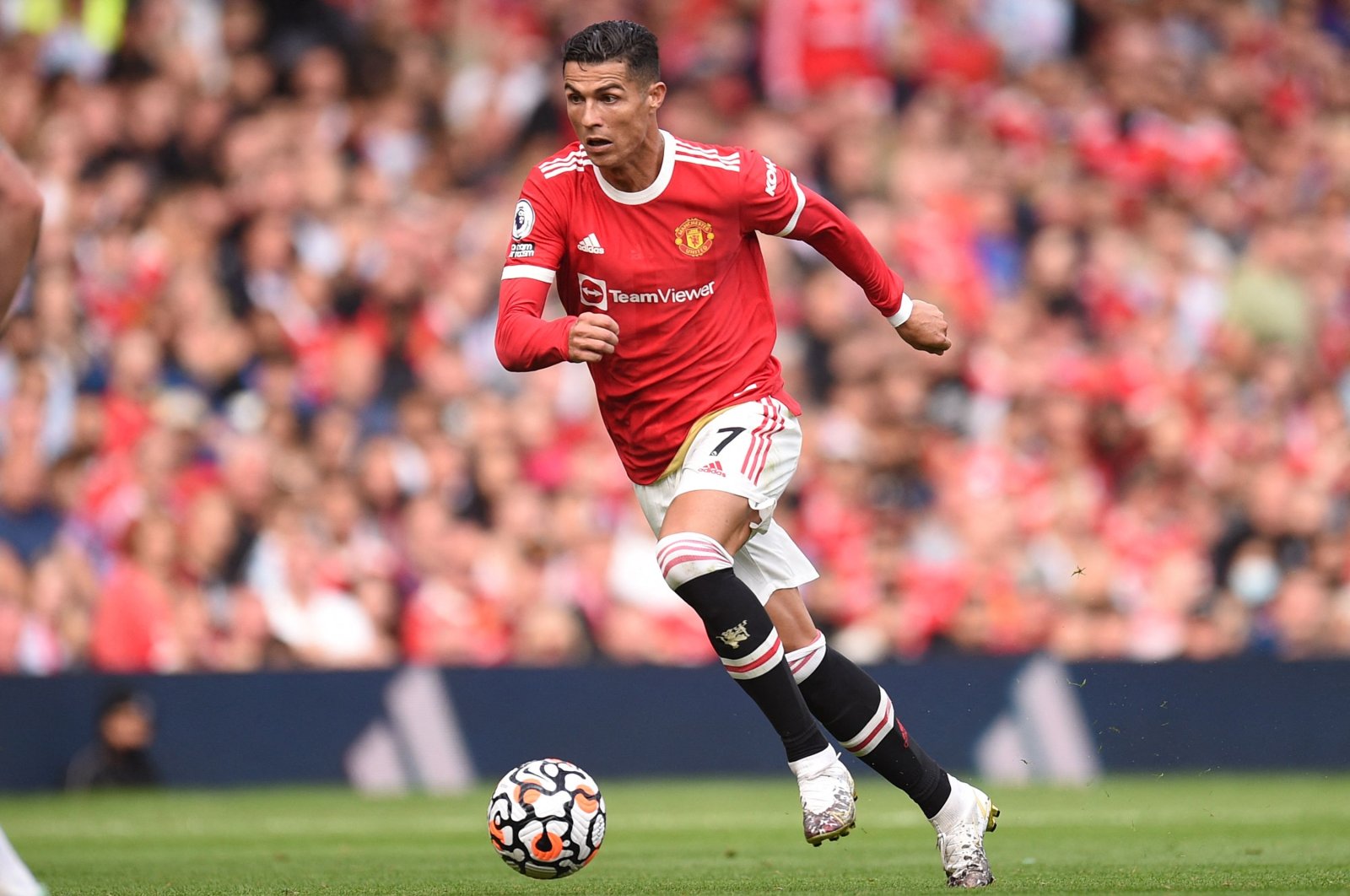 Ronaldo, 700 bàn, Man Utd: Những kỷ lục ghi bàn không ngừng nghỉ của Ronaldo rất xứng đáng được tôn vinh và tưởng nhớ. Bạn sẽ không khỏi bị sốc trước con số 700 bàn thắng đã được anh ghi được trong sự nghiệp. Và đặc biệt, Man Utd cũng là một trong những dấu ấn đáng nhớ của CR