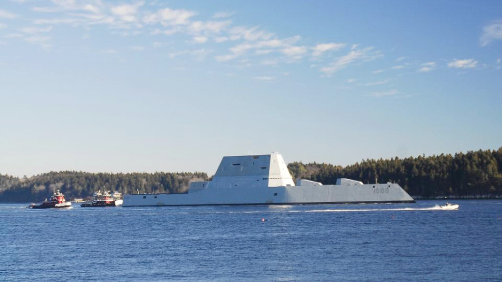 Khu trục hạm tàng hình USS Zumwalt được lai dắt trên sông Kennebeck, bang Massachusetts ra biển thử nghiệm lần đầu tiên, ngày 7.12.2015 - Ảnh: AFP