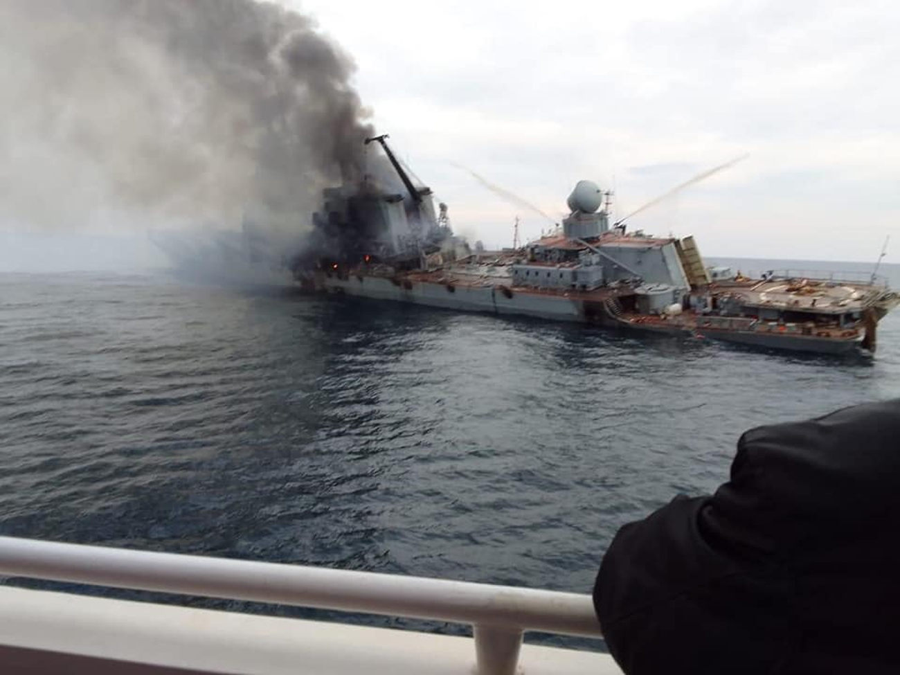 Hình ảnh đầu tiên nghi của soái hạm Nga bị cháy rồi chìm ở Biển Đen