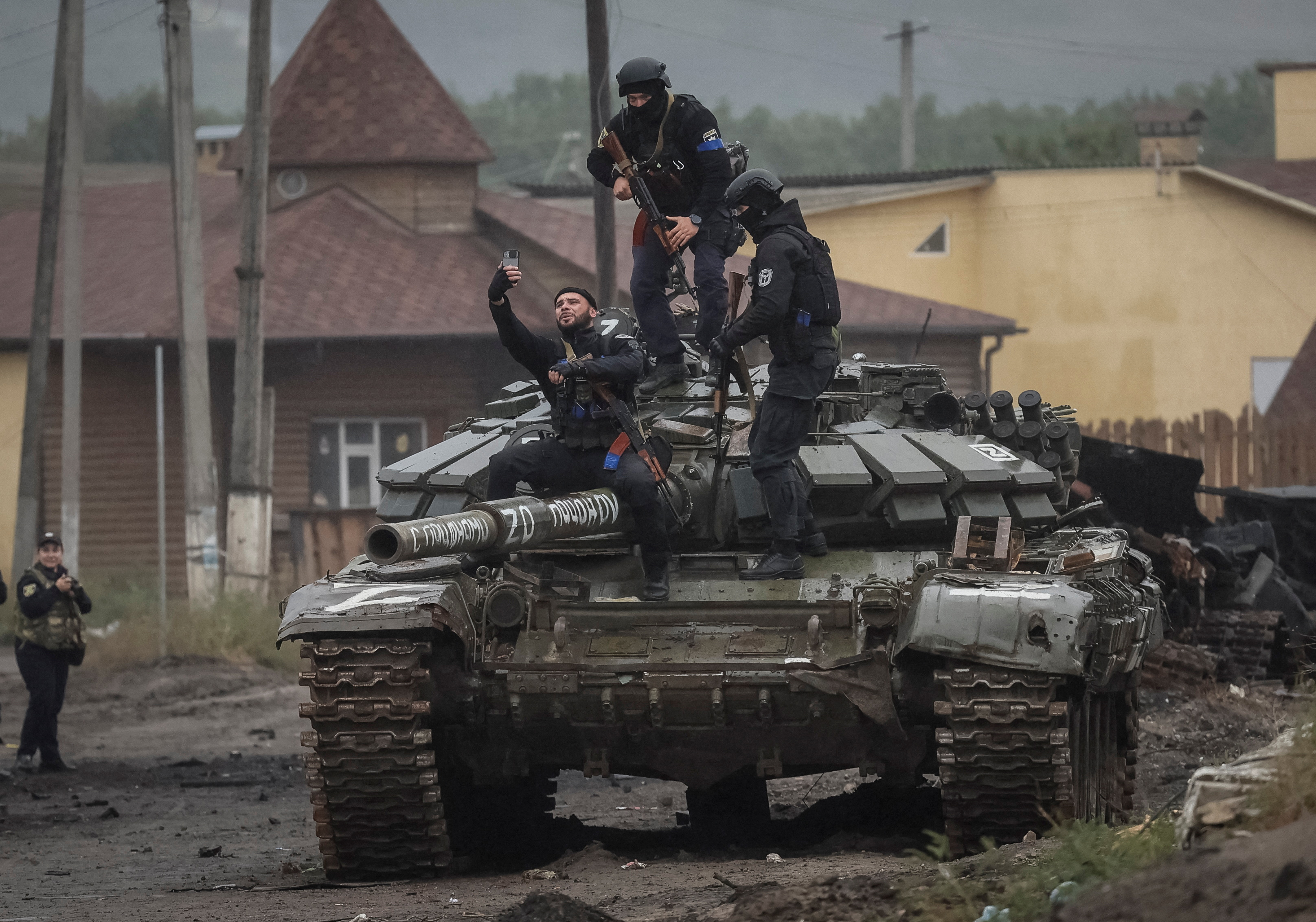 Tình trạng căng thẳng giữa Ukraine và Nga đang lan rộng, với những tấm chân dung về xe tăng được thu được hôm nay. Hàng trăm xe tăng đang chờ đợi sẵn sàng nhận lệnh xông về chiến trường. Chắc chắn rằng, bạn sẽ không thể rời mắt khỏi hình ảnh này!