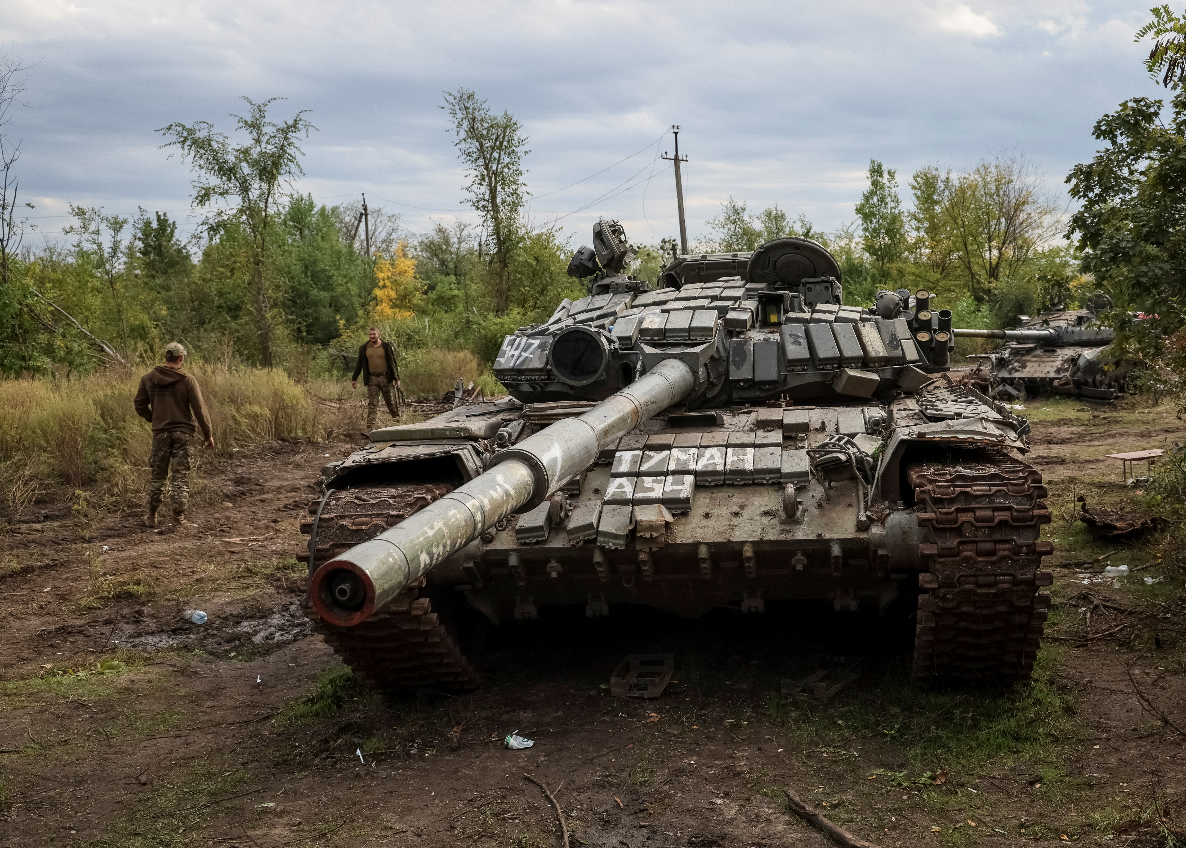 Ukraine và Nga đang trong cuộc chiến tranh và xe tăng chính là vũ khí chủ đạo. Xem ngay hình ảnh liên quan để tìm hiểu về các loại xe tăng và cách thức chiến đấu của hai bên.