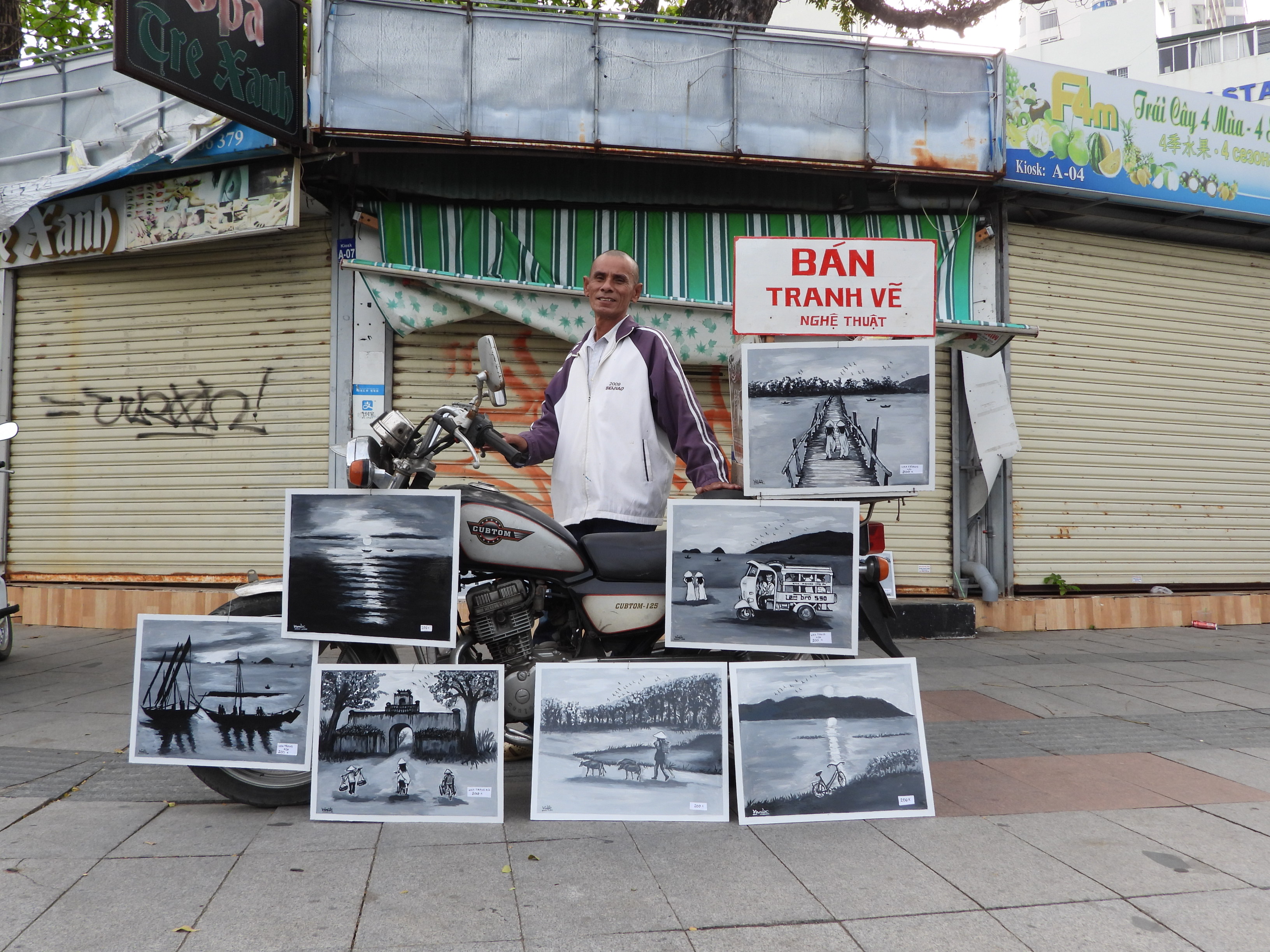 Chàng họa sĩ đường phố vẽ tranh sơn dầu trắng đen ở phố biển Nha Trang