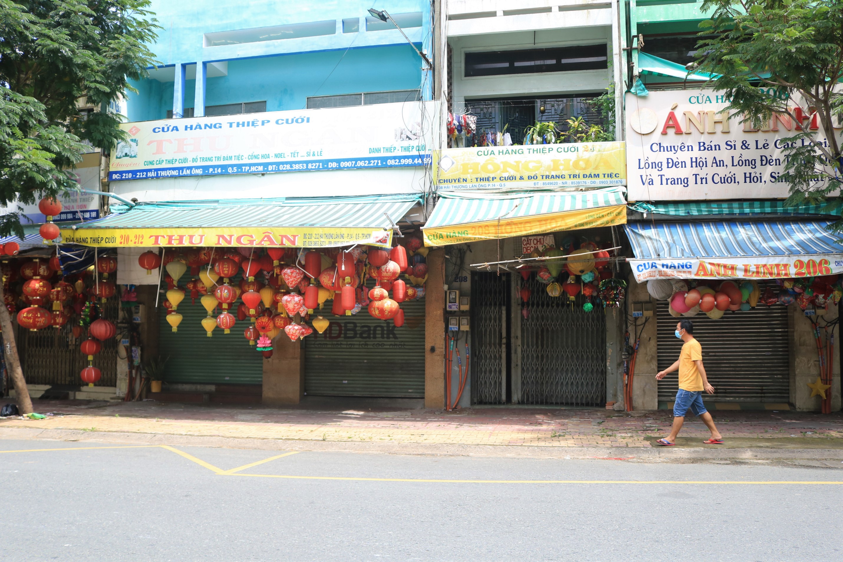 Không gian lãng mạn và đầy mộng mơ chỉ có tại phố lồng đèn. Hãy hít thở hương trầm và đắm chìm trong khoảnh khắc tuyệt đẹp của đêm.