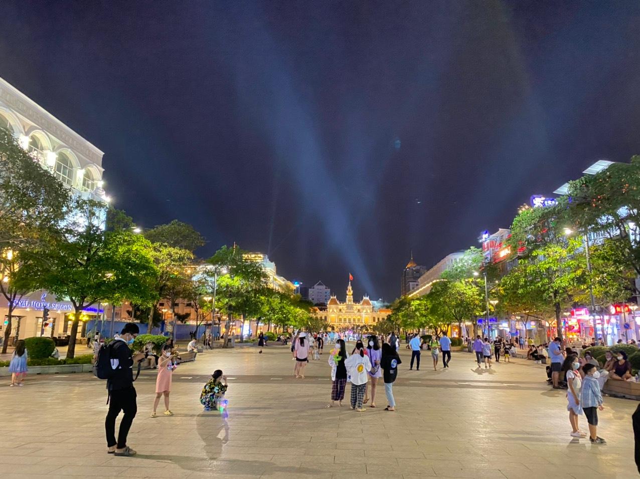 Đón năm mới 2022, người dân TP.HCM háo hức đổ về phố đi bộ Nguyễn Huệ