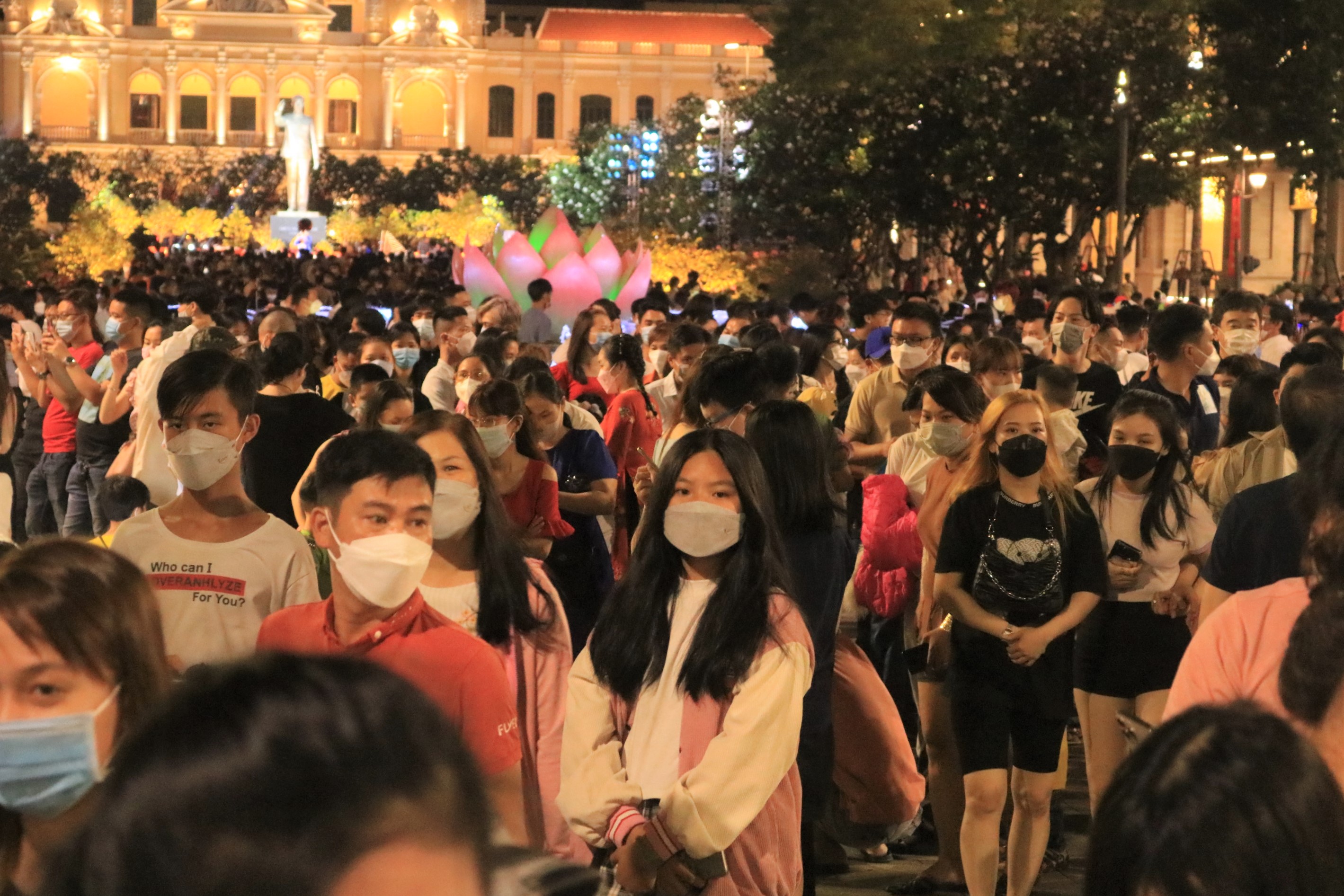 Giao thừa Nhâm Dần 2022: Chục ngàn người Sài Gòn chơi Tết, đường ...