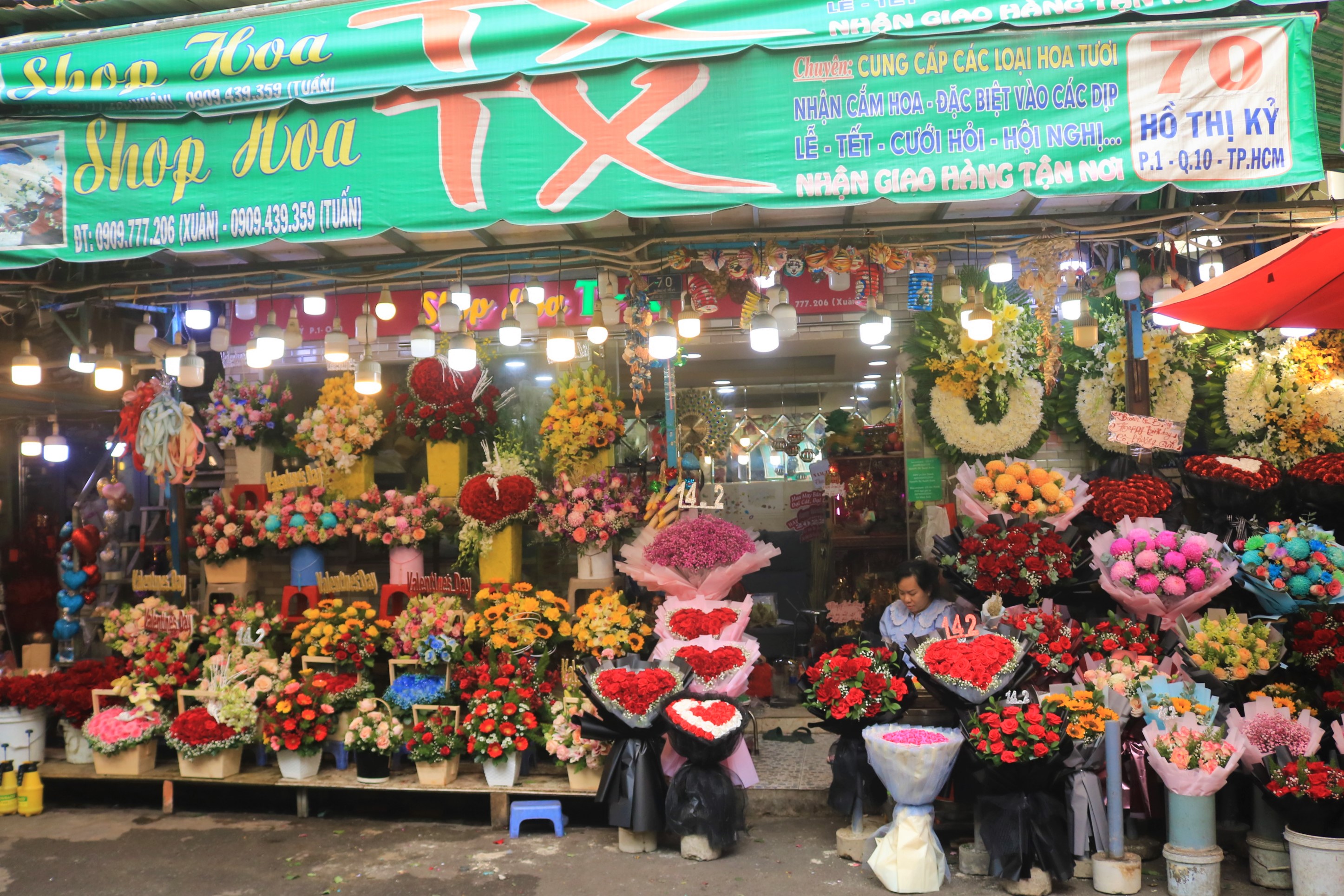 Ngày Valentine 14.2: Giá hoa hồng tăng chóng mặt, chủ shop TP.HCM ...