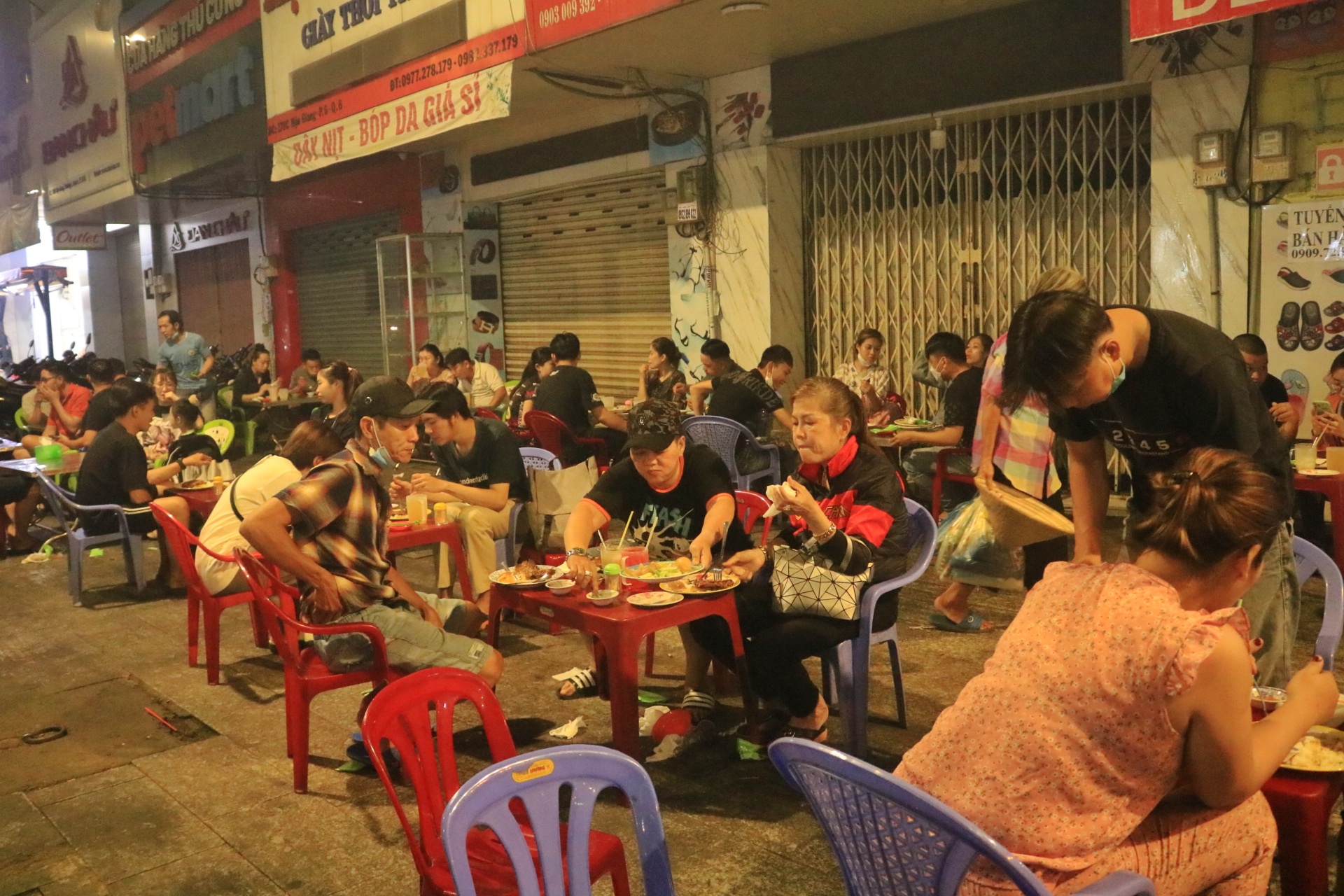Cơm tấm đêm là món ăn thường ngon và đáng thử khi du lịch đến Sài Gòn. Với cơm nóng hổi, thịt heo kho thơm ngon, chả trứng và dưa leo, cơm tấm đêm là gợi ý hoàn hảo cho những người yêu thích ẩm thực đêm. Hãy thưởng thức trọn vẹn trải nghiệm này ở Sài Gòn.