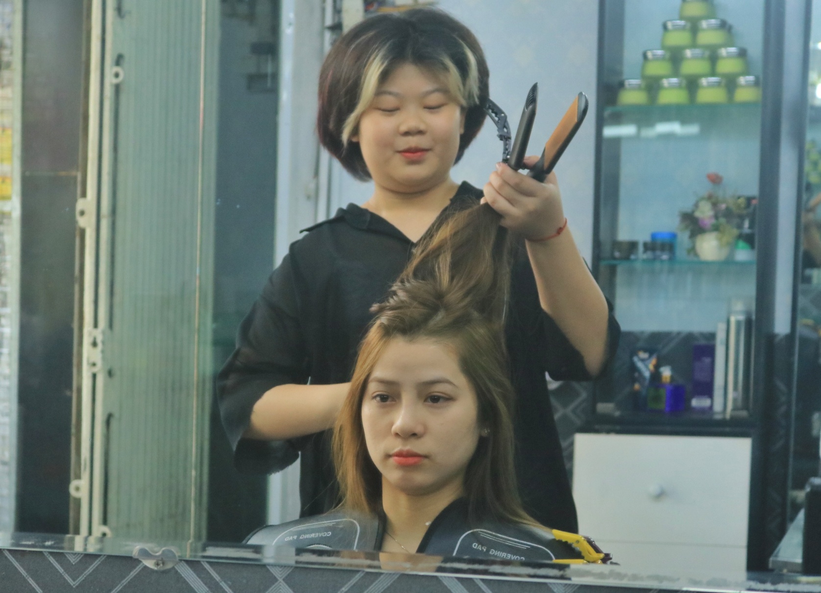 Làm đẹp mùa Tết Covid Một khách bao trọn salon  VnExpress Đời sống