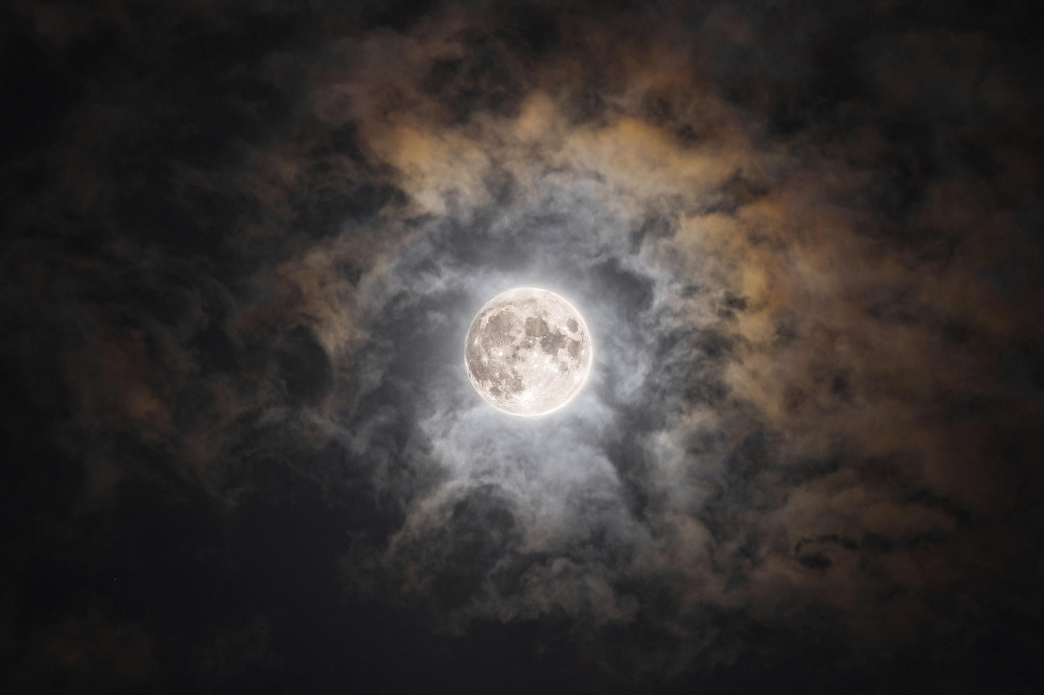 Những hình ảnh Mặt Trăng ấn tượng trên bầu trời