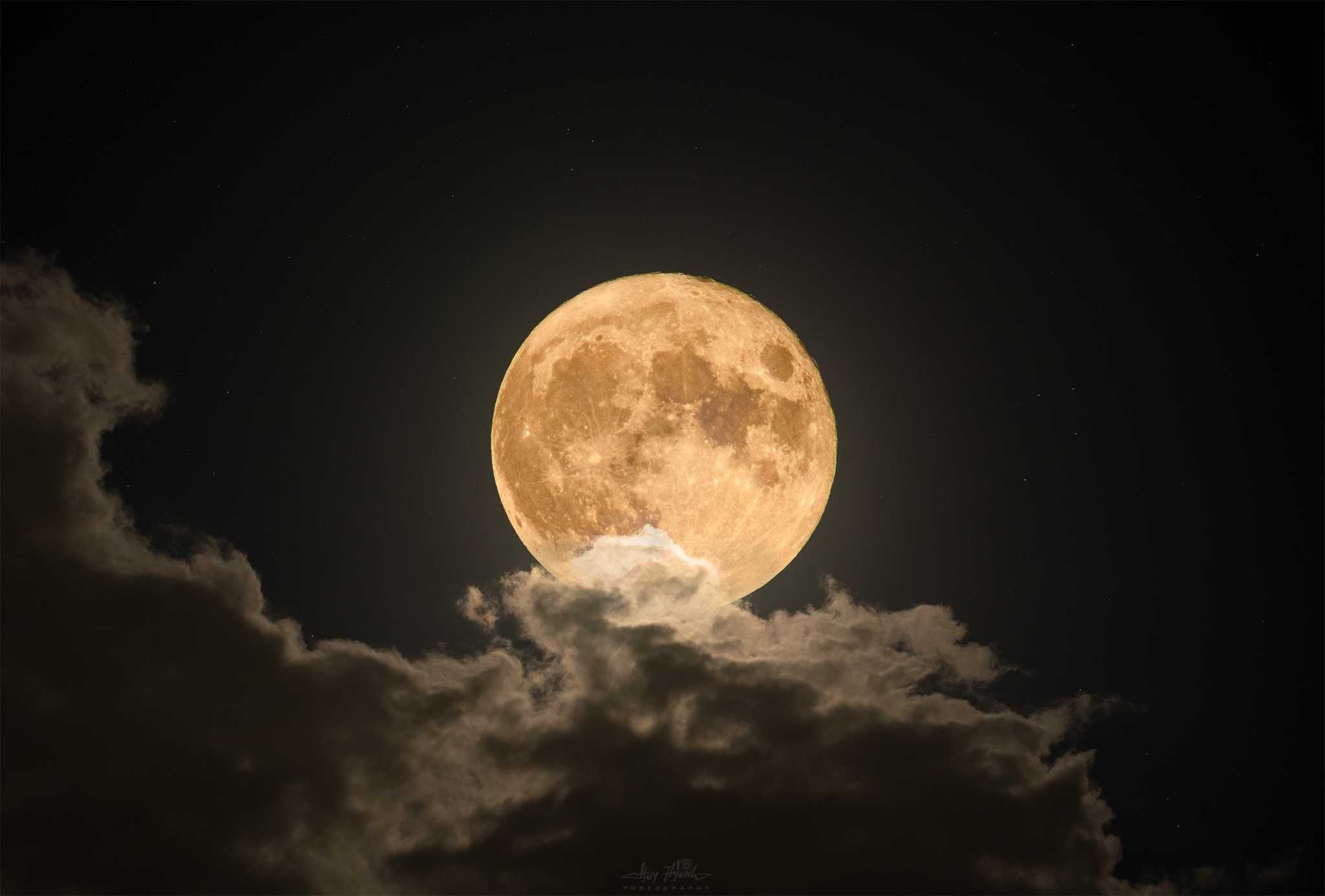 Ngắm hình ảnh siêu Mặt trăng tuyệt đẹp tại Hà Nội