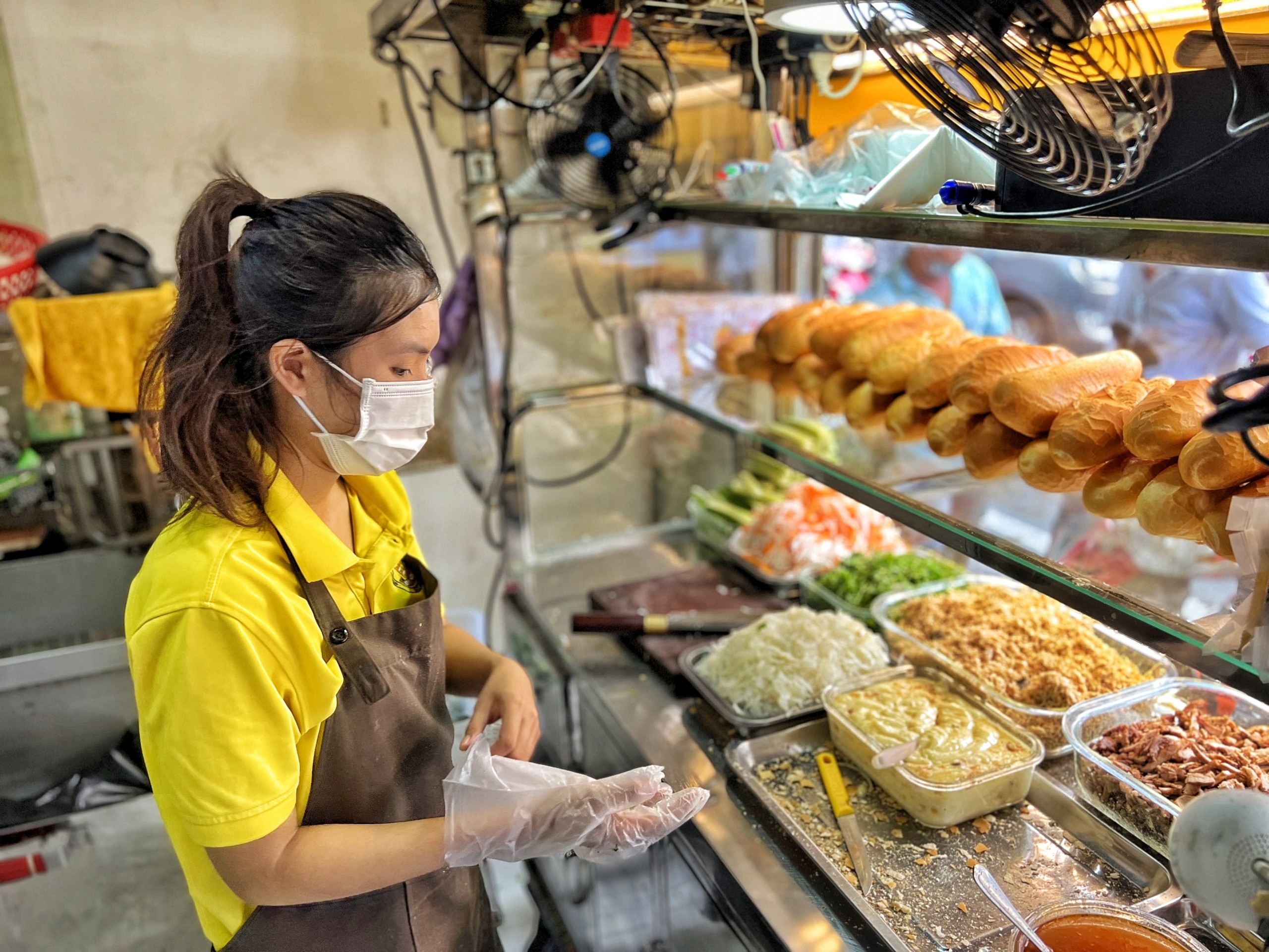 Bánh mì Chim Chạy, một trong những thức ăn đường phố nổi tiếng nhất ở Sài Gòn. Với vỏ bánh giòn tan, nhân bánh thơm ngon và đa dạng về màu sắc, bánh mì Chim Chạy như một cơn lốc ẩm thực đã làm say đắm biết bao vị khách. Hãy xem hình ảnh để nhận thấy sức hấp dẫn của món ăn này!