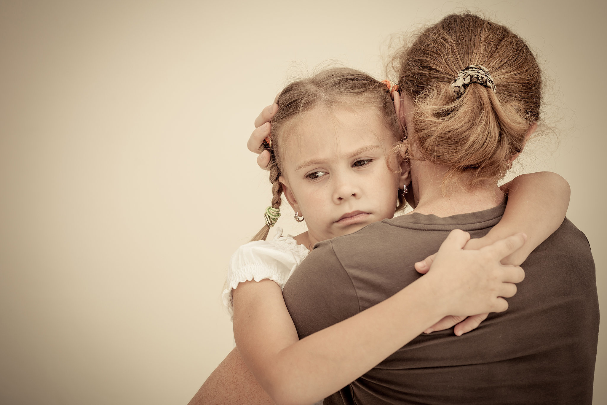 Luôn cho con thấy, dù thế nào thì bố mẹ vẫn không ngừng thương yêu con - Ảnh: Shutterstock