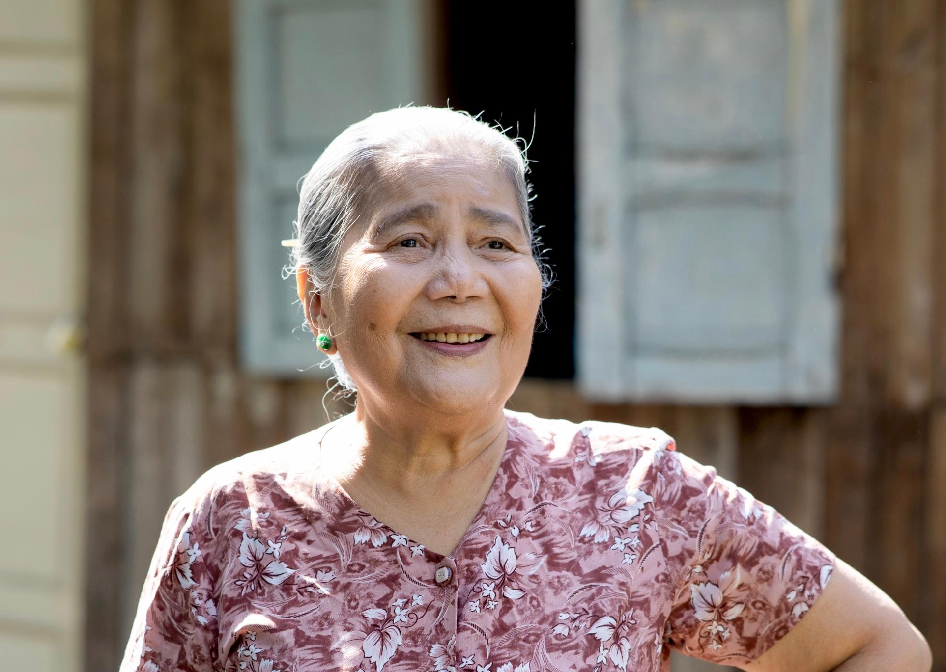 'Bà nội quốc dân' Lê Thiện tái xuất màn ảnh phim tết 'Đường về nhà xa quá'