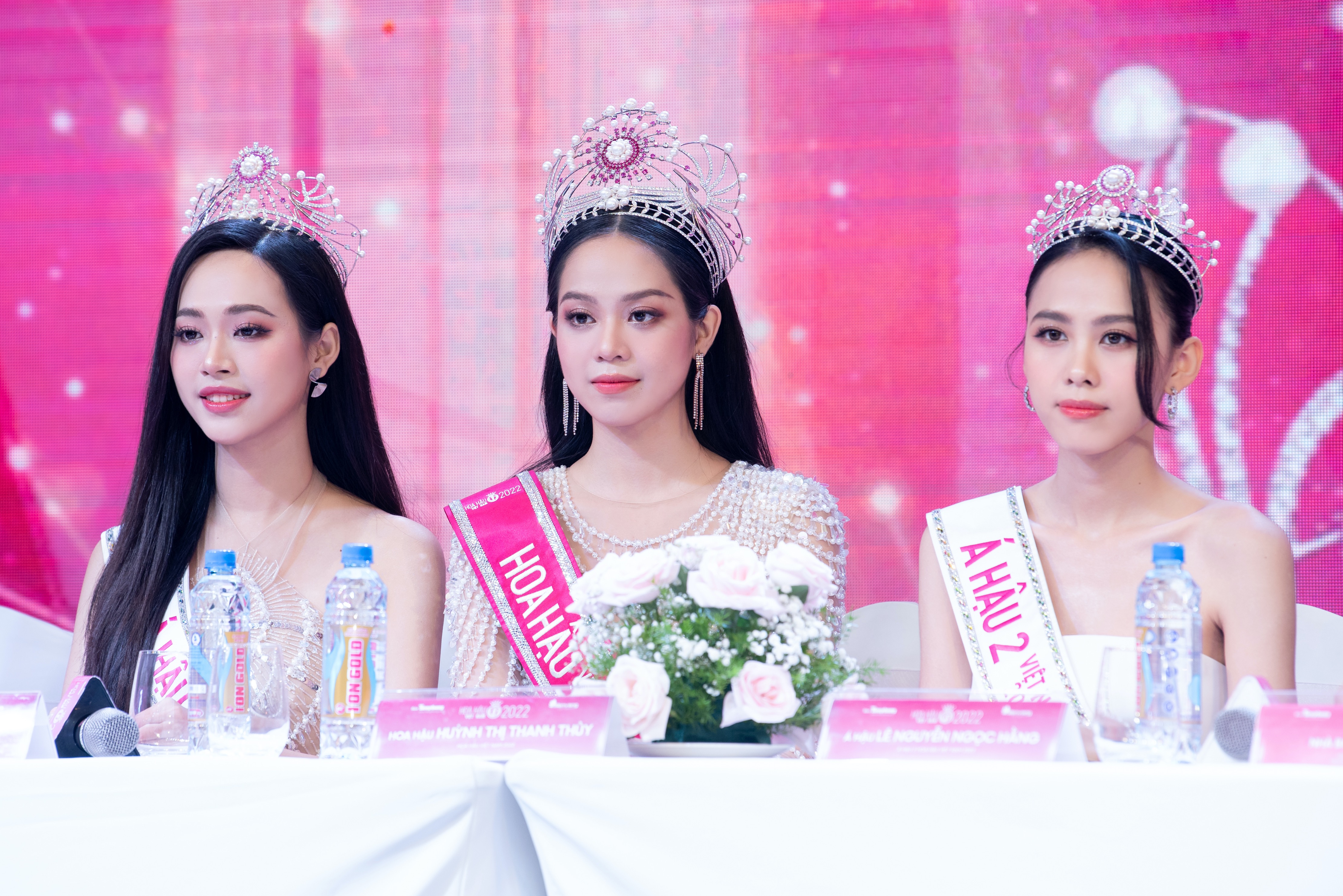 Hoa hậu Việt Nam 2022 Huỳnh Thị Thanh Thủy rạng rỡ ra mắt sau đêm đăng quang