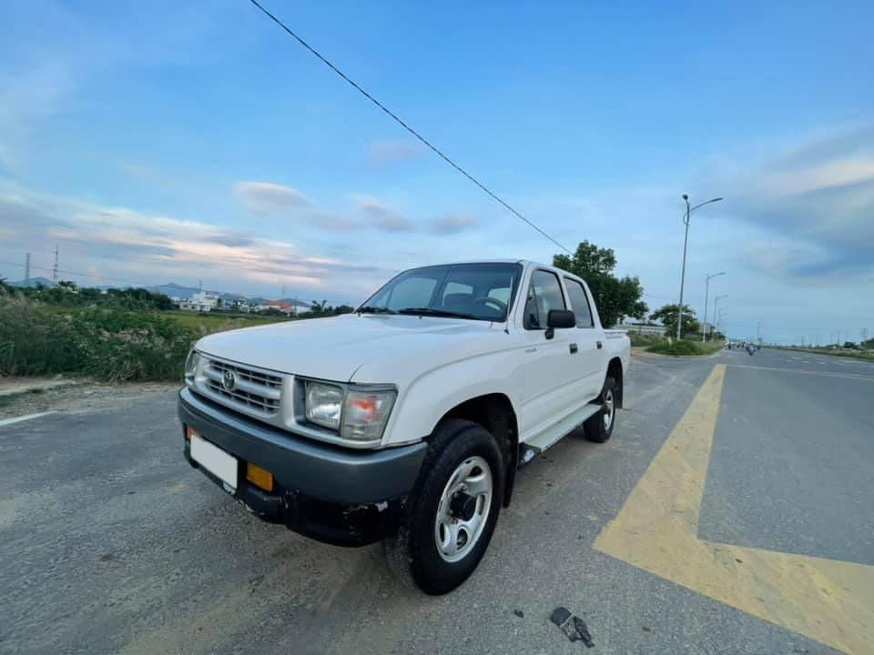 Toyota Hilux cổ hiếm gặp tại Việt Nam
