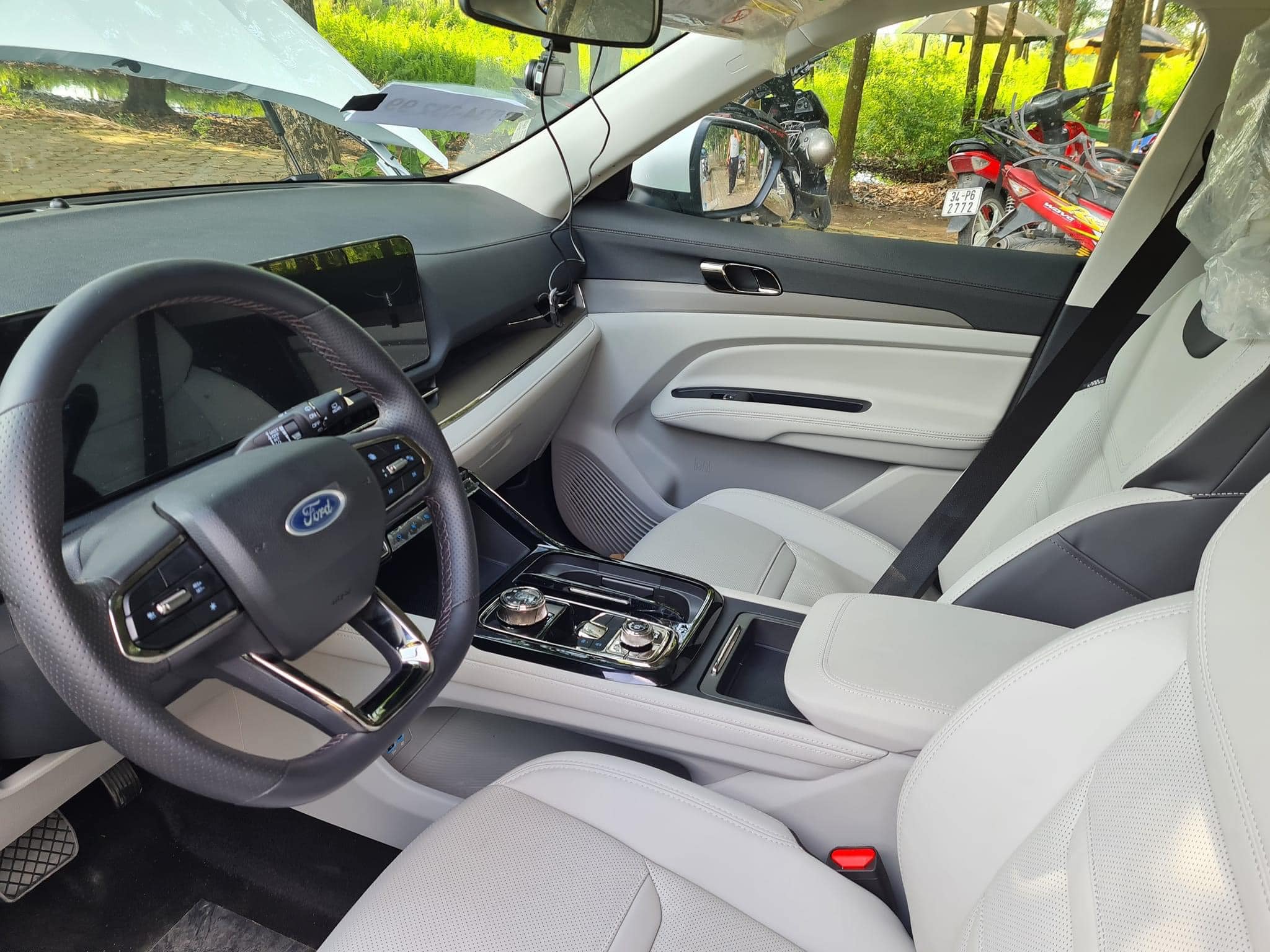Ford Territory: Ford Territory là lựa chọn hoàn hảo cho những ai đang tìm kiếm một chiếc SUV đầy phong cách và tiện nghi. Với nội thất rộng rãi, hệ thống an toàn tiên tiến, và khả năng vận hành mạnh mẽ, chiếc xe này sẽ đem đến cho bạn một trải nghiệm lái tuyệt vời.