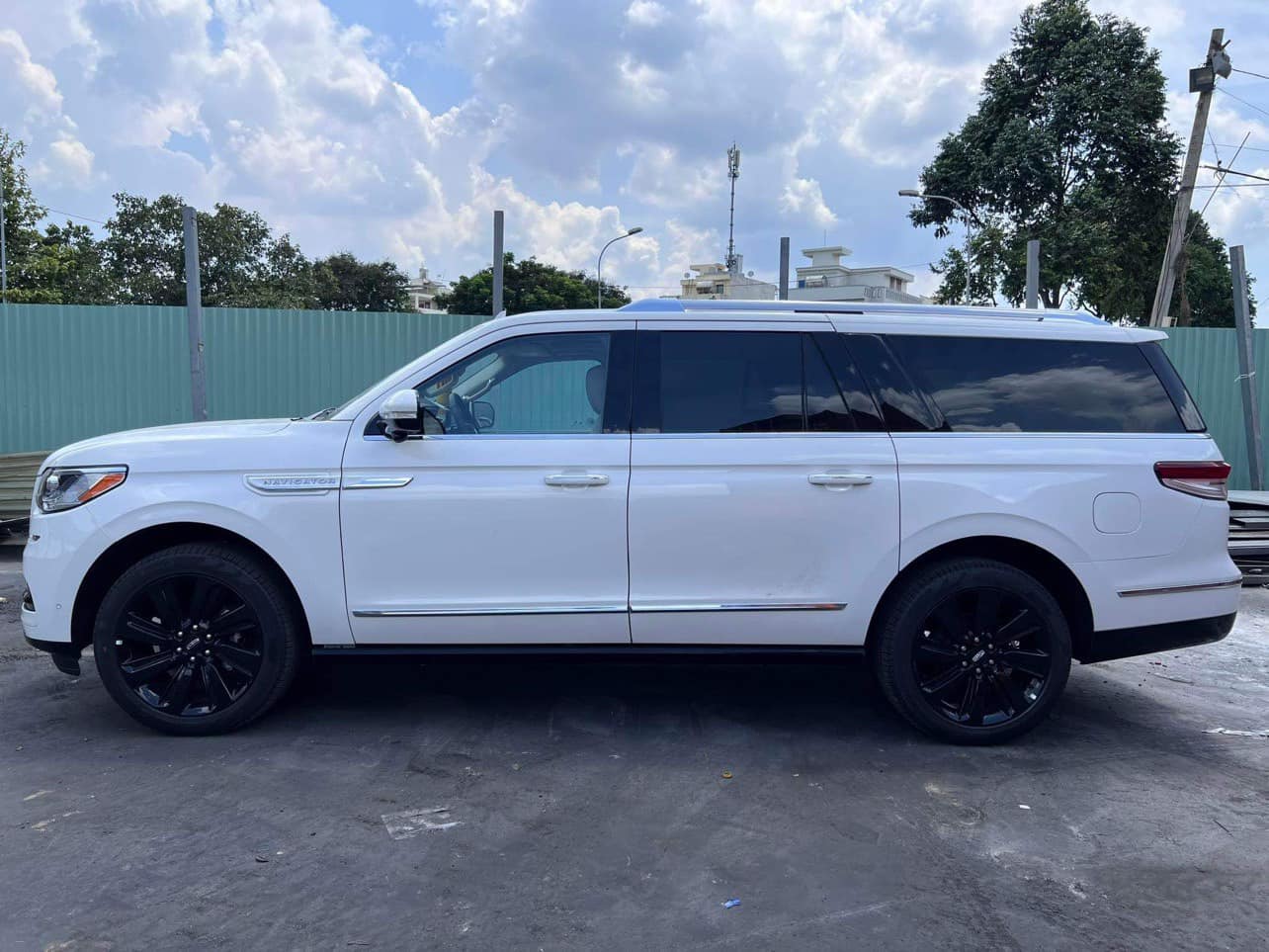 So sánh Lincoln Navigator IV facelift 2021 SWB 35 V6 440 Hp 4x4  SelectShift 2021