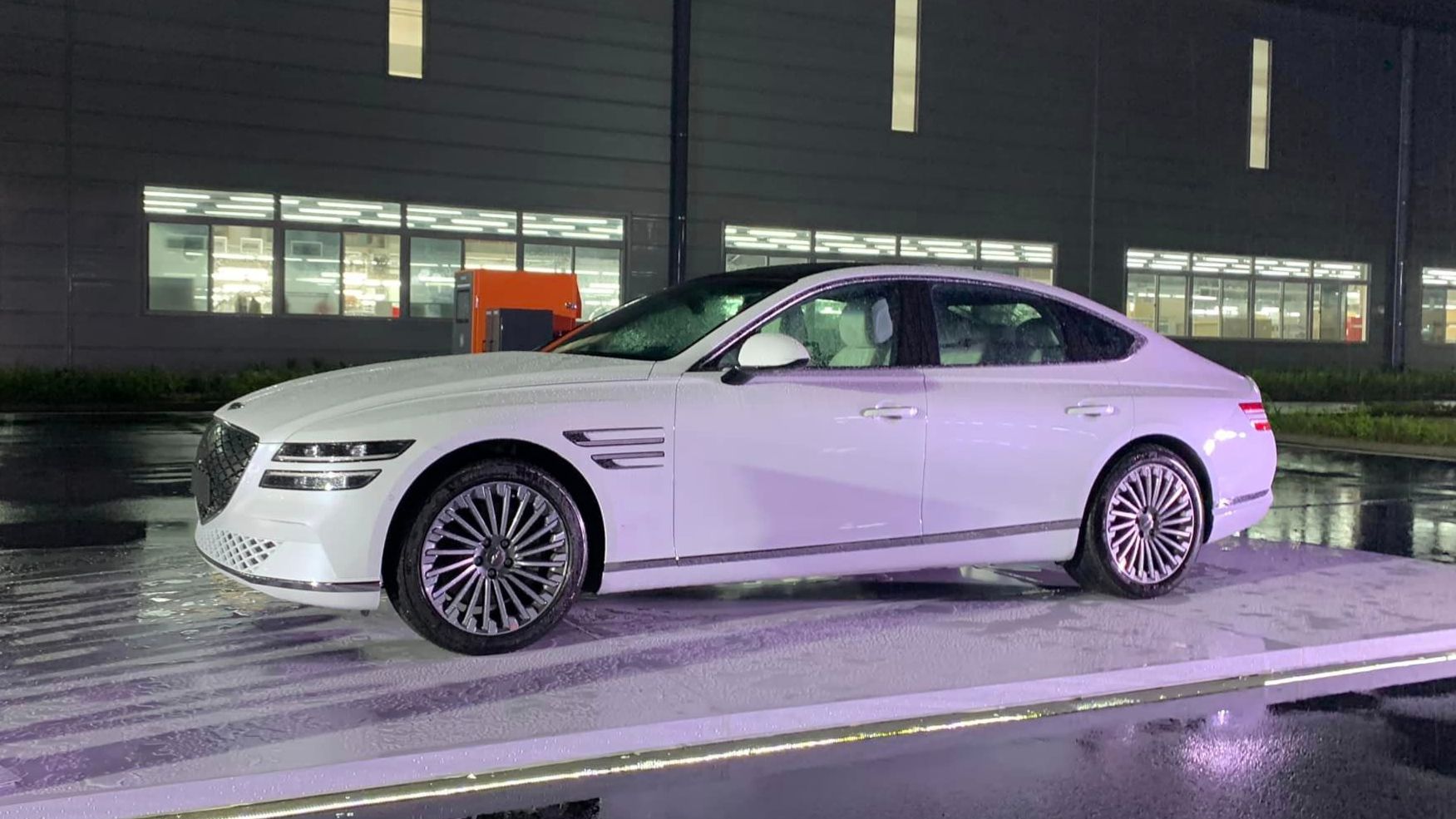 Xe điện Genesis Electrified G80 2023 xuất hiện trong nhà máy Hyundai ...