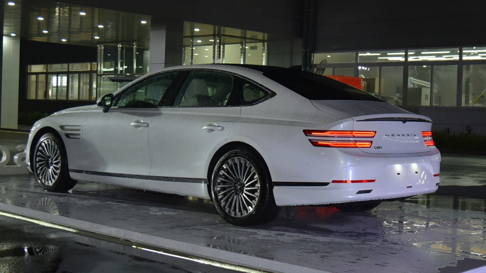 Xe điện Genesis Electrified G80 2023 xuất hiện trong nhà máy Hyundai ...