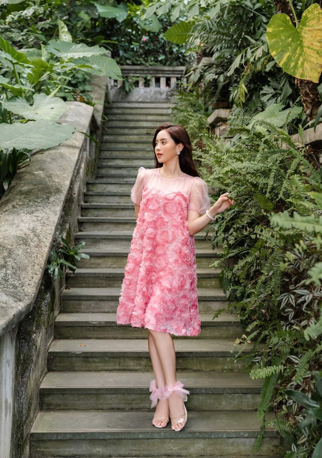 Thêm một chiếc váy hoa màu hồng pastel cho những ngày cuối năm nhẹ nhàng  nhé nàng ơi. Em váy hoa dáng xoè với n... | Instagram