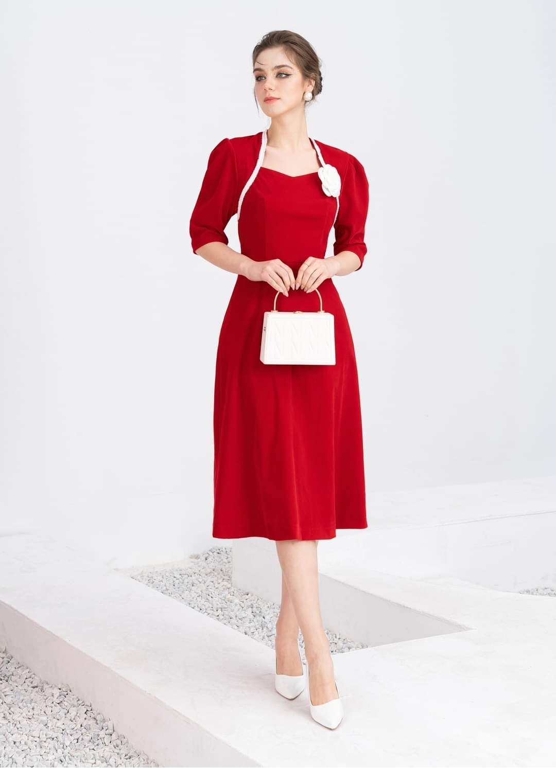 Đầm dáng suông cổ tròn,nhung đỏ phối lụa tơ tằm. – OZ Design House