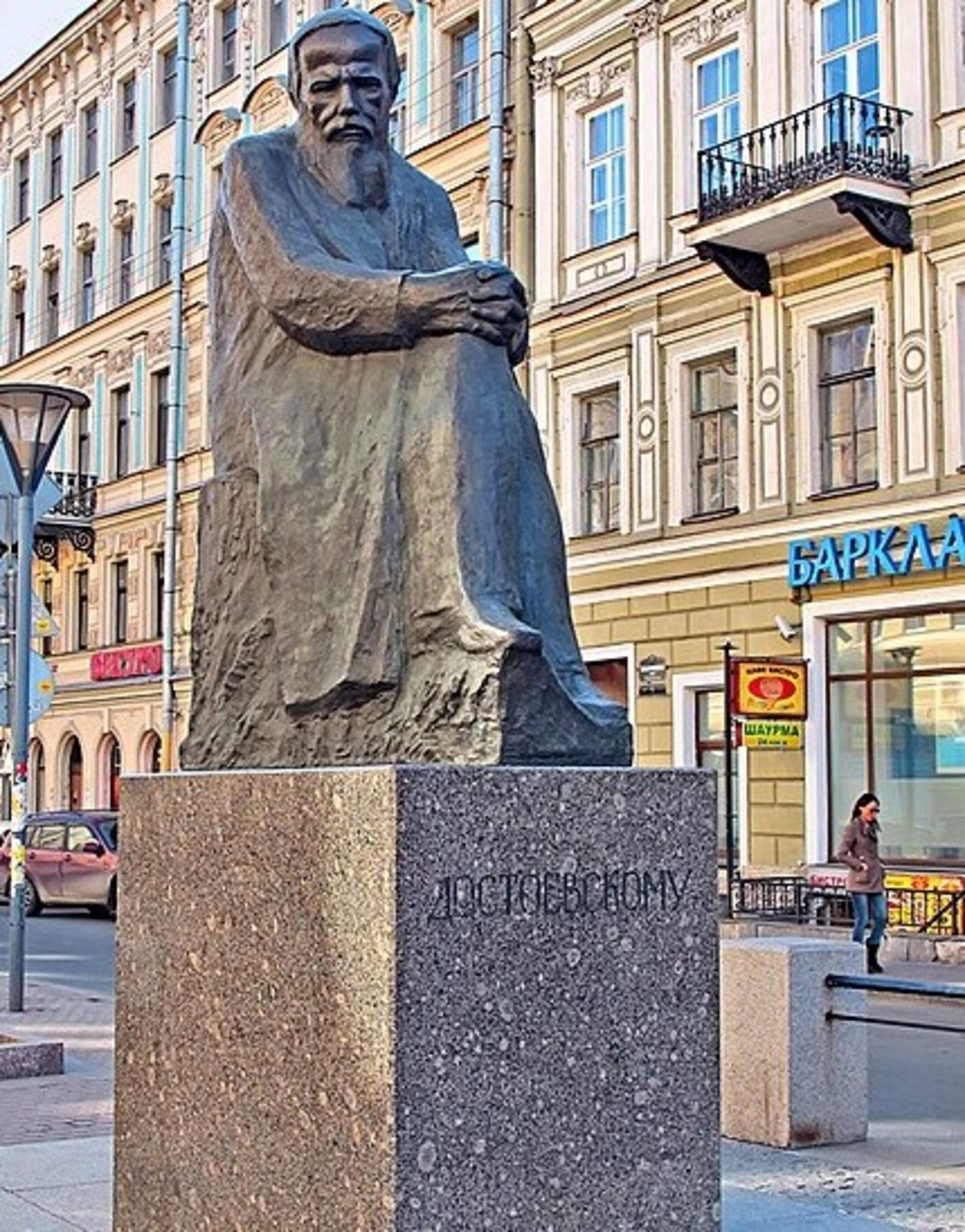 Достоевский спб. Памятник Достоевскому в Санкт-Петербурге. Памятник Достоевскому в Санкт-Петербурге на большой Московской. Достоевский памятник в Петербурге. Достоевскому ф м памятник.