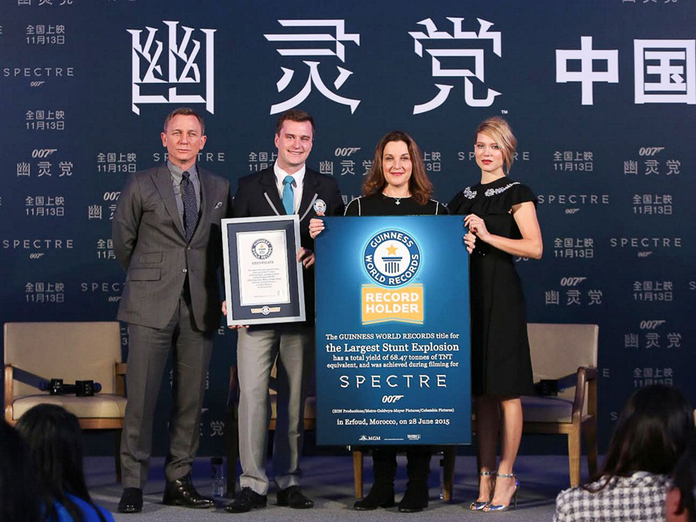 Daniel Craig cùng bạn diễn và nhà sản xuất đón nhận vinh dự này tại Trung Quốc - Ảnh: Chụp màn hình Guinness World Record