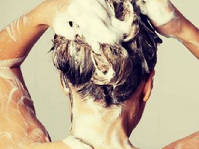 Có thể tự chữa gàu trên tóc bằng các liệu pháp dễ làm tại nhà - Ảnh: Shutterstock