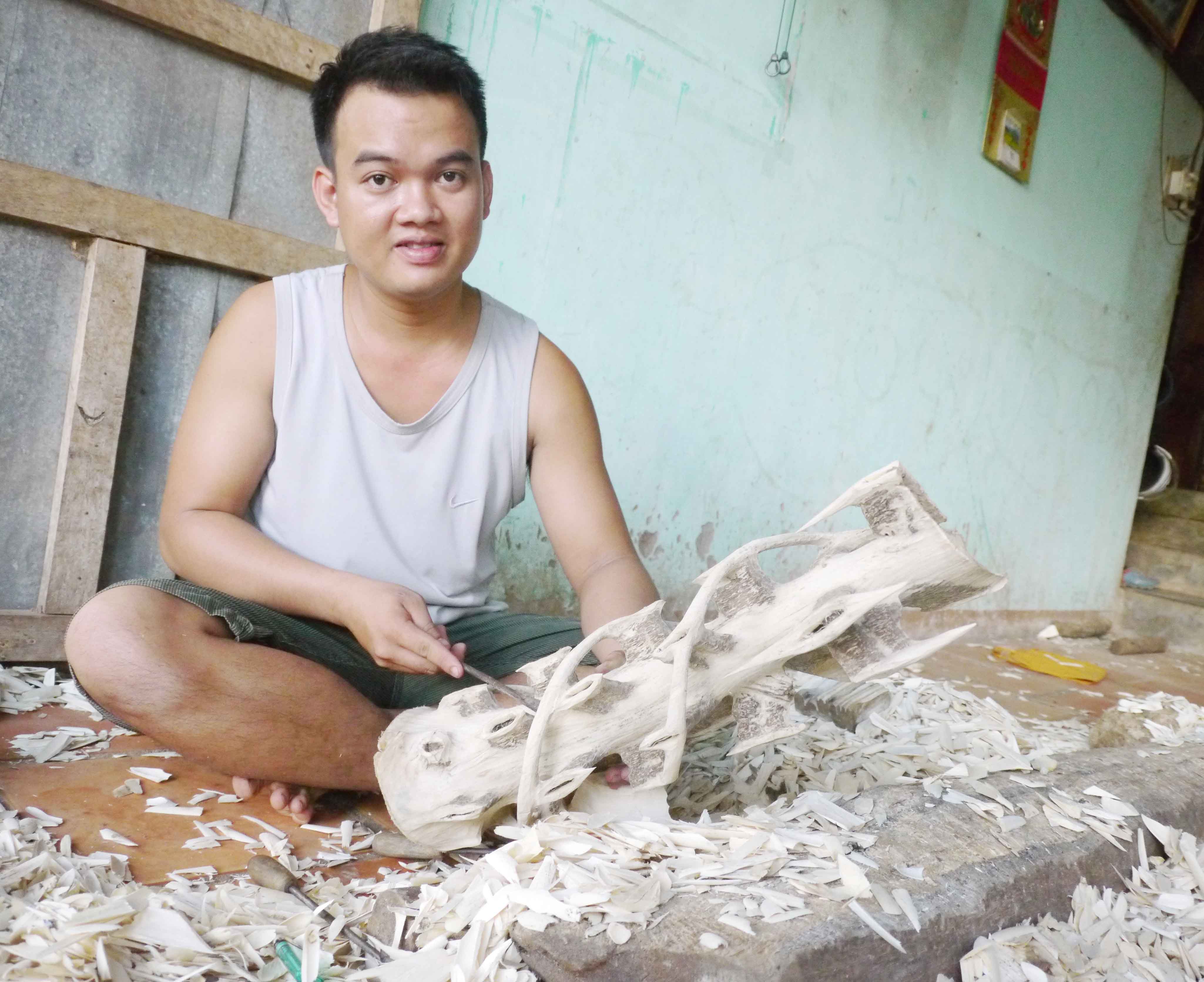 Anh Khương đang tạo trầm cảnh - Ảnh: Hoàng Trọng