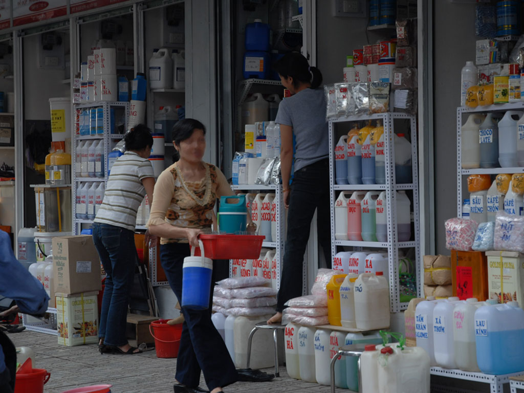 Hóa chất cà phê đậm đặc được bày bán tại chợ Kim Biên (Q.5, TP.HCM) - Ảnh: Diệp Đức Minh
