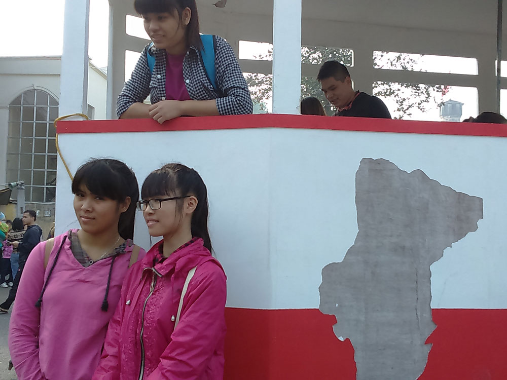 Tàu điện mô hình bị bong tróc tại Ký ức Hà Nội - Ảnh: Trinh Nguyễn