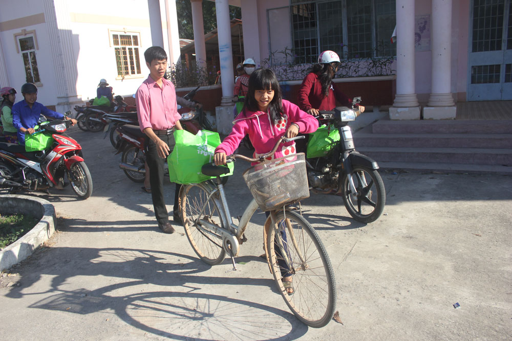 Niềm vui của em ngày cận Tết - Ảnh: Giang Phương
