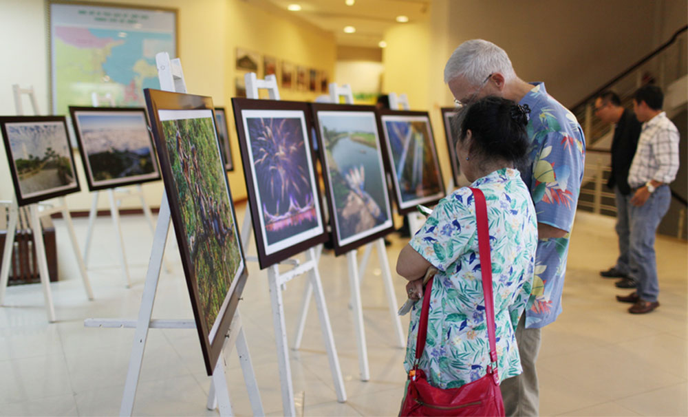 Du khách tham quan và chiêm ngưỡng các tác phẩm được trưng bày tại Triển lãm “GoSeeDo Da Nang 2016”