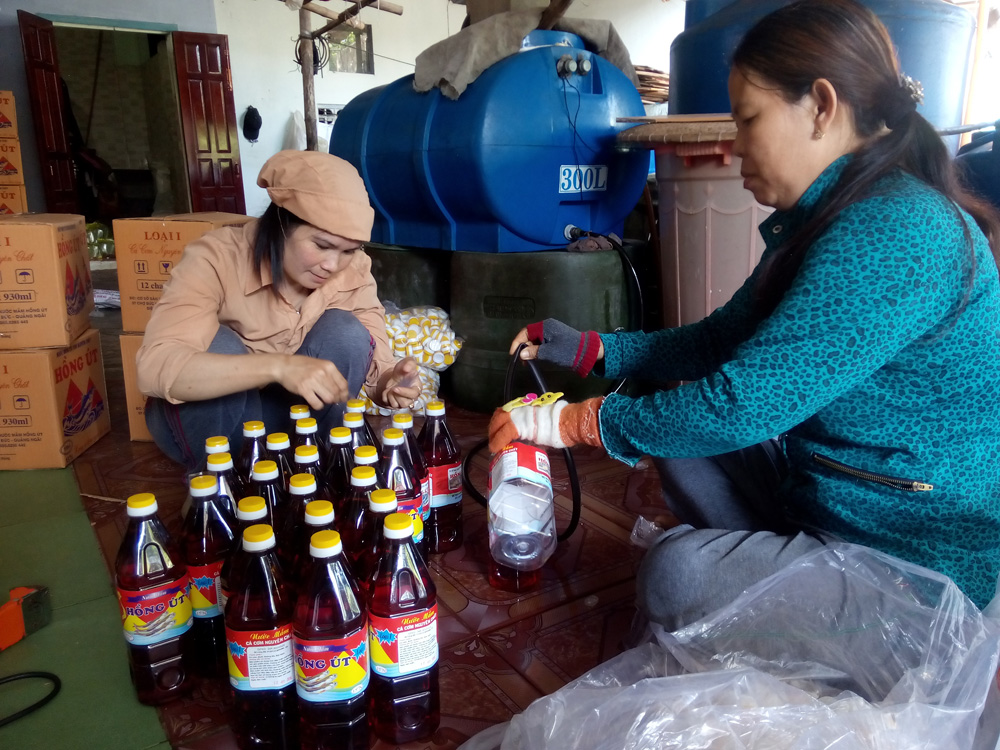 Thùng chứa muối cá cơm cơ sở nước mắm Hồng Út - Ảnh: Phạm Anh