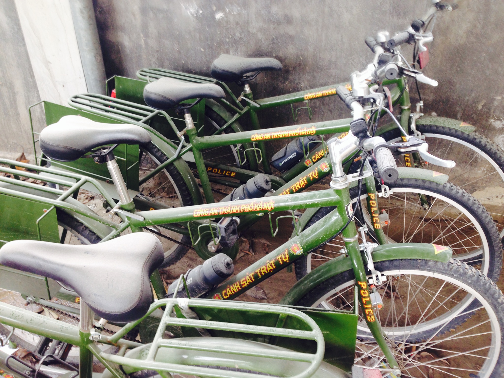 Xe đạp tuần tra bụi phủ kín - Ảnh: An Chiến
