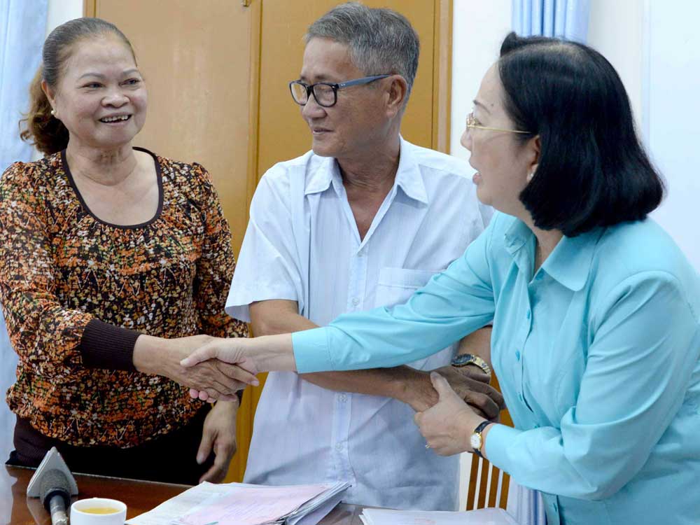 Sau 10 năm khiếu nại, bà Hường (trái) mới được giải quyết thỏa đáng - Ảnh: Diệp Đức Minh