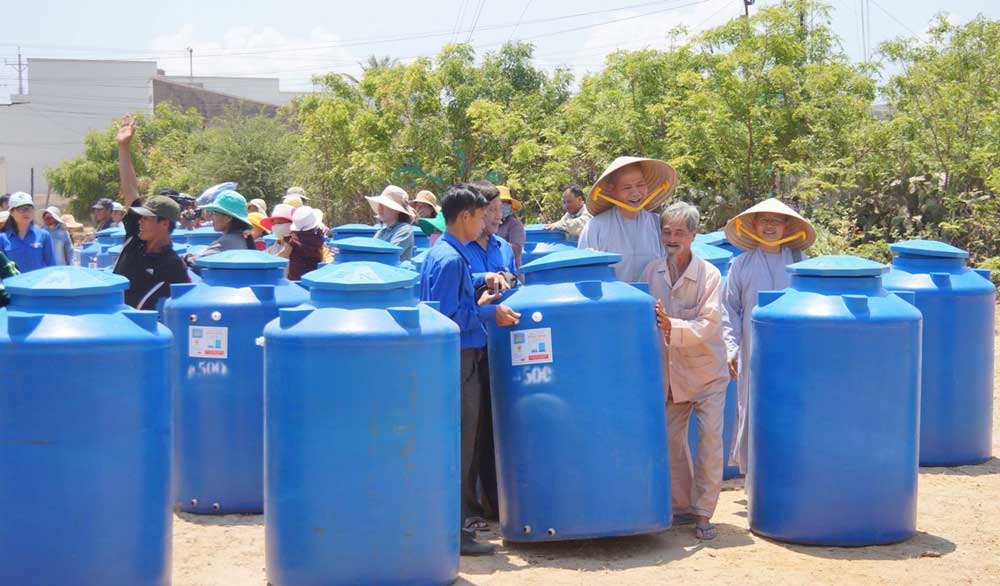Người dân tiếp nhận bồn chứa nước ngọt - Ảnh: Thiện Nhân