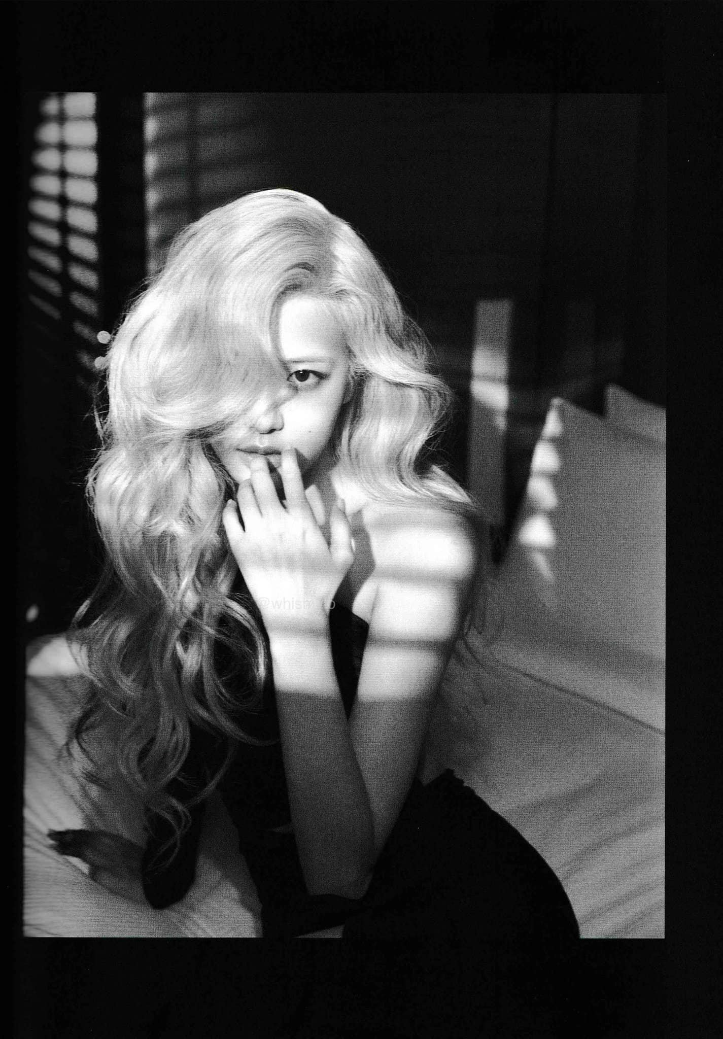 Rosé BlackPink như người mẫu huyền thoại Marilyn Monroe - đó là cảm nhận của nhiều fan hâm mộ nhạc K-Pop. Bức ảnh của cô nàng với trang phục giống hệt của Monroe đã gây được tiếng vang lớn trên khắp thế giới. Hãy xem bức ảnh này để cảm nhận sự hoàn hảo và quyến rũ của Rosé BlackPink.