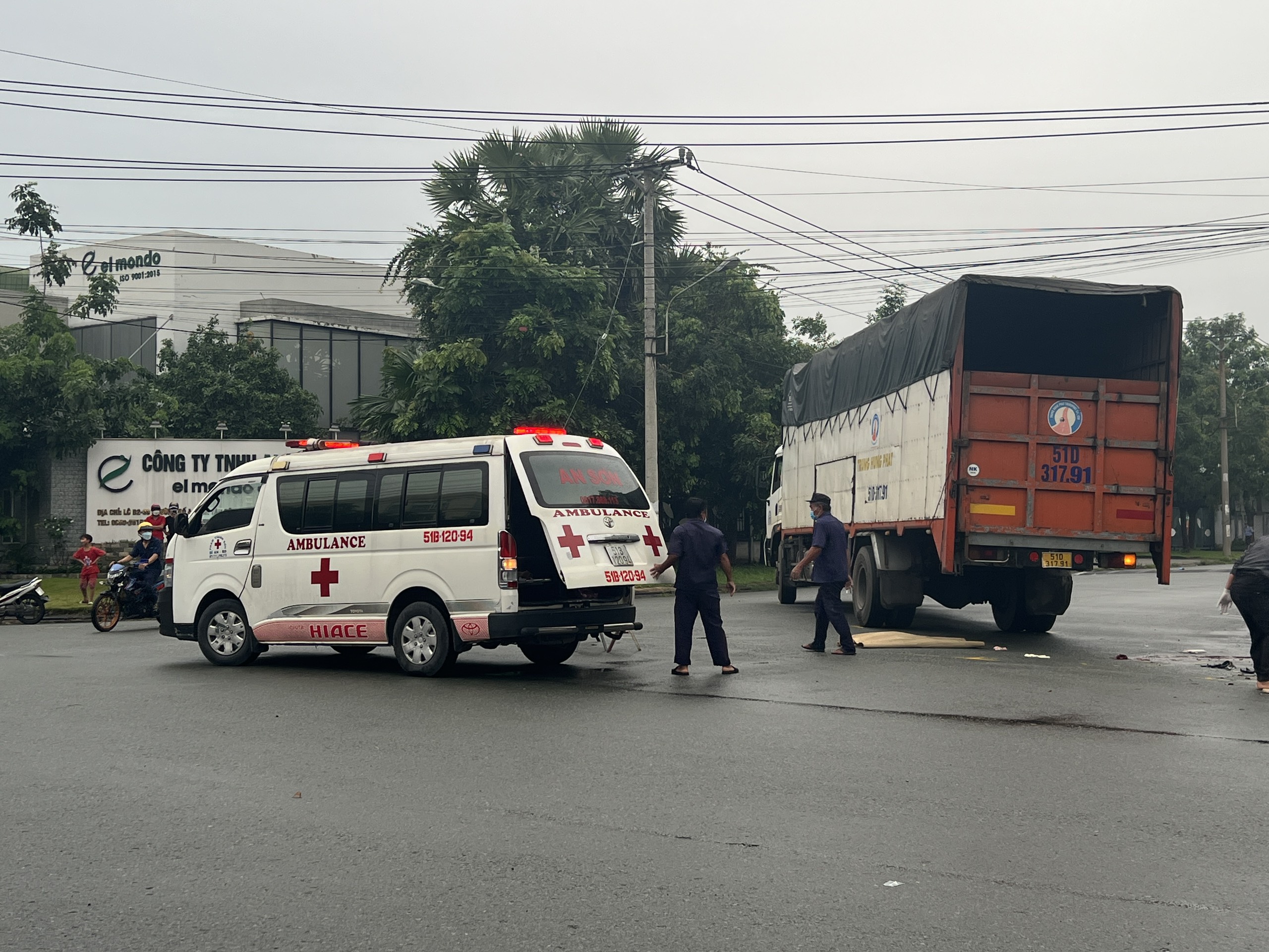 Bình Phước Xe tải đâm gãy cột điện làm hai người thương vong  Giao thông   Vietnam VietnamPlus