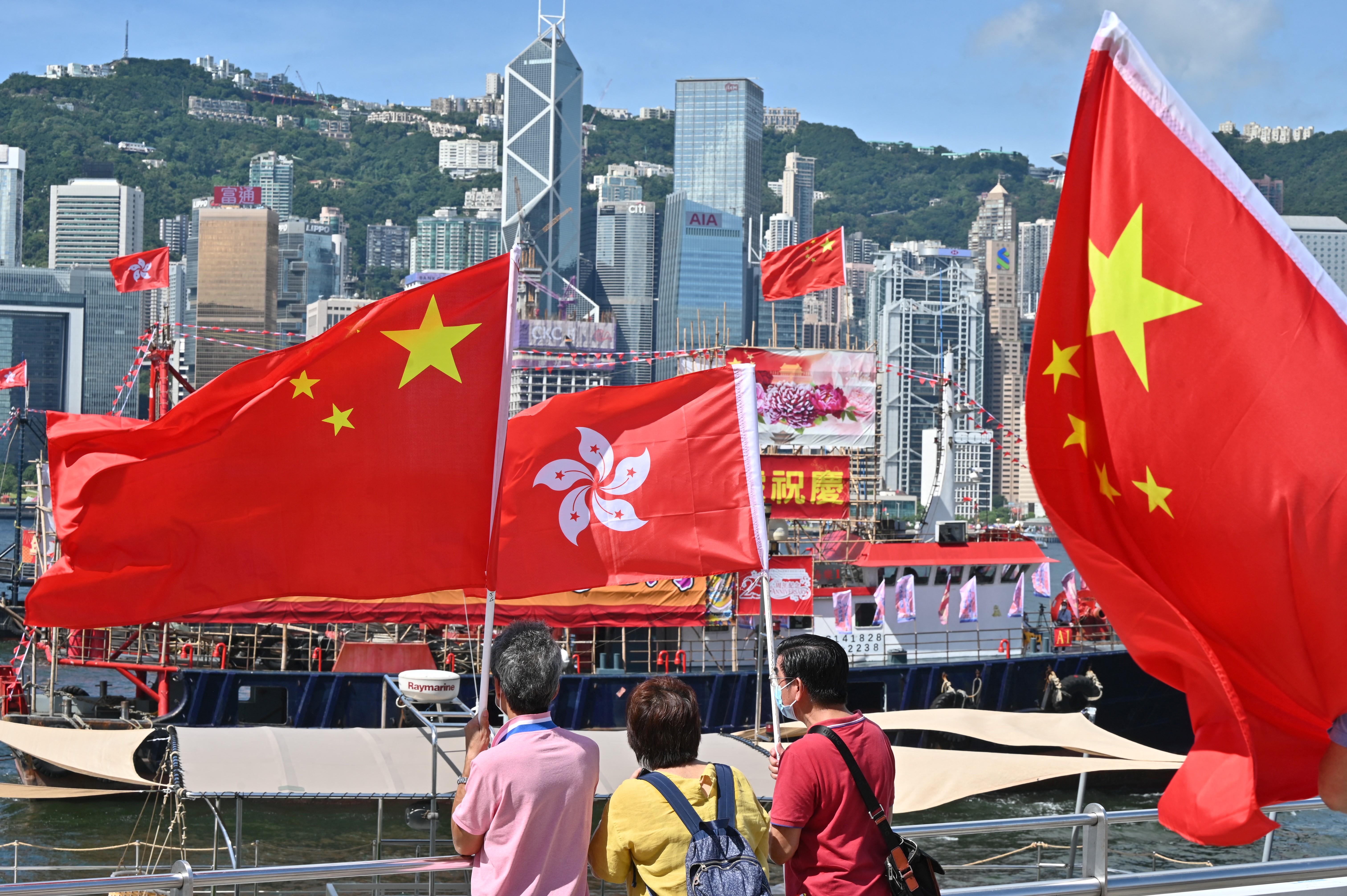 Hồng Kông là một đô thị phát triển và đầy sức sống, với nền kinh tế đa dạng và một dòng chảy văn hóa sôi động. Tương lai của Hồng Kông càng trở nên hấp dẫn hơn khi đất nước này trở thành cầu nối giữa Trung Quốc và thế giới. Khám phá hình ảnh liên quan để tìm hiểu thêm về Hồng Kông và tương lai thú vị của nó.