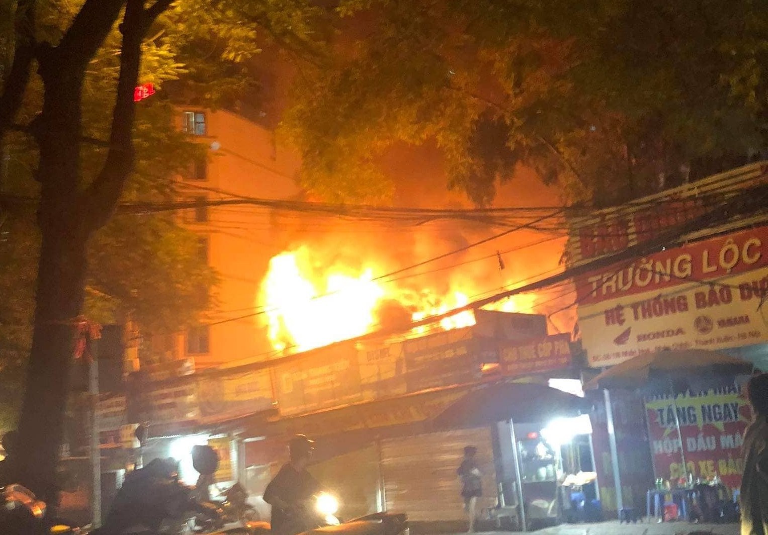 Chủ quán kể lại phút thoát chết trong vụ cháy 3 ki ốt ở Hà Nội ...