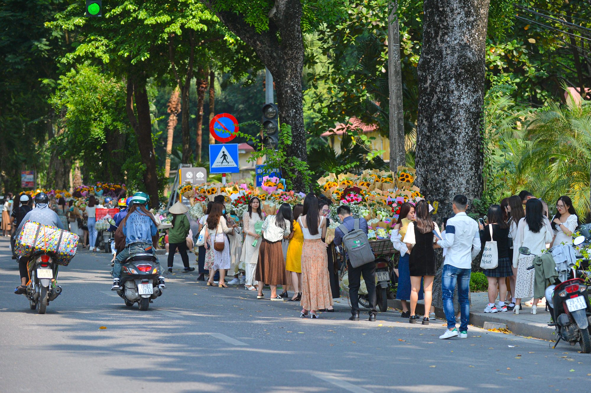 Tai nạn giao thông là một chủ đề nghiêm túc và cũng là một vấn đề đang được nhiều người quan tâm tại Việt Nam. Với những tấm ảnh rõ ràng và chân thật về tình trạng giao thông hiện nay, chúng tôi hy vọng sẽ giúp bạn nhận ra tầm quan trọng và cần thiết của việc giảm thiểu tai nạn giao thông một cách đáng kể.
