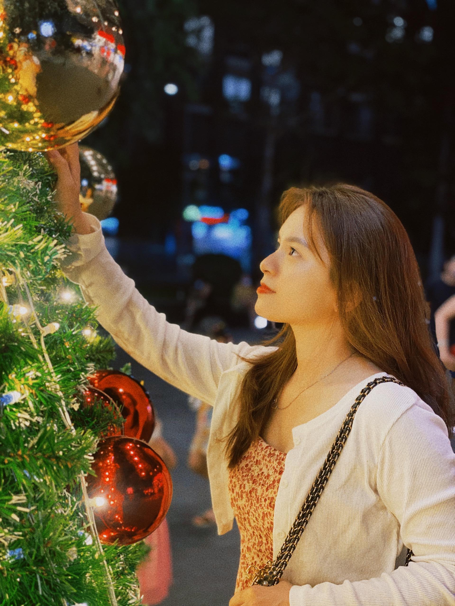 Cây thông Noel: Hãy cùng chiêm ngưỡng những cây thông Noel tráng lệ tại các trung tâm thương mại và đường phố đông đúc trong mùa lễ hội này. Với đèn LED lung linh, những cây thông Noel sẽ mang đến cho bạn và gia đình những trải nghiệm ngập tràn ánh sáng và màu sắc đầy vui tươi.