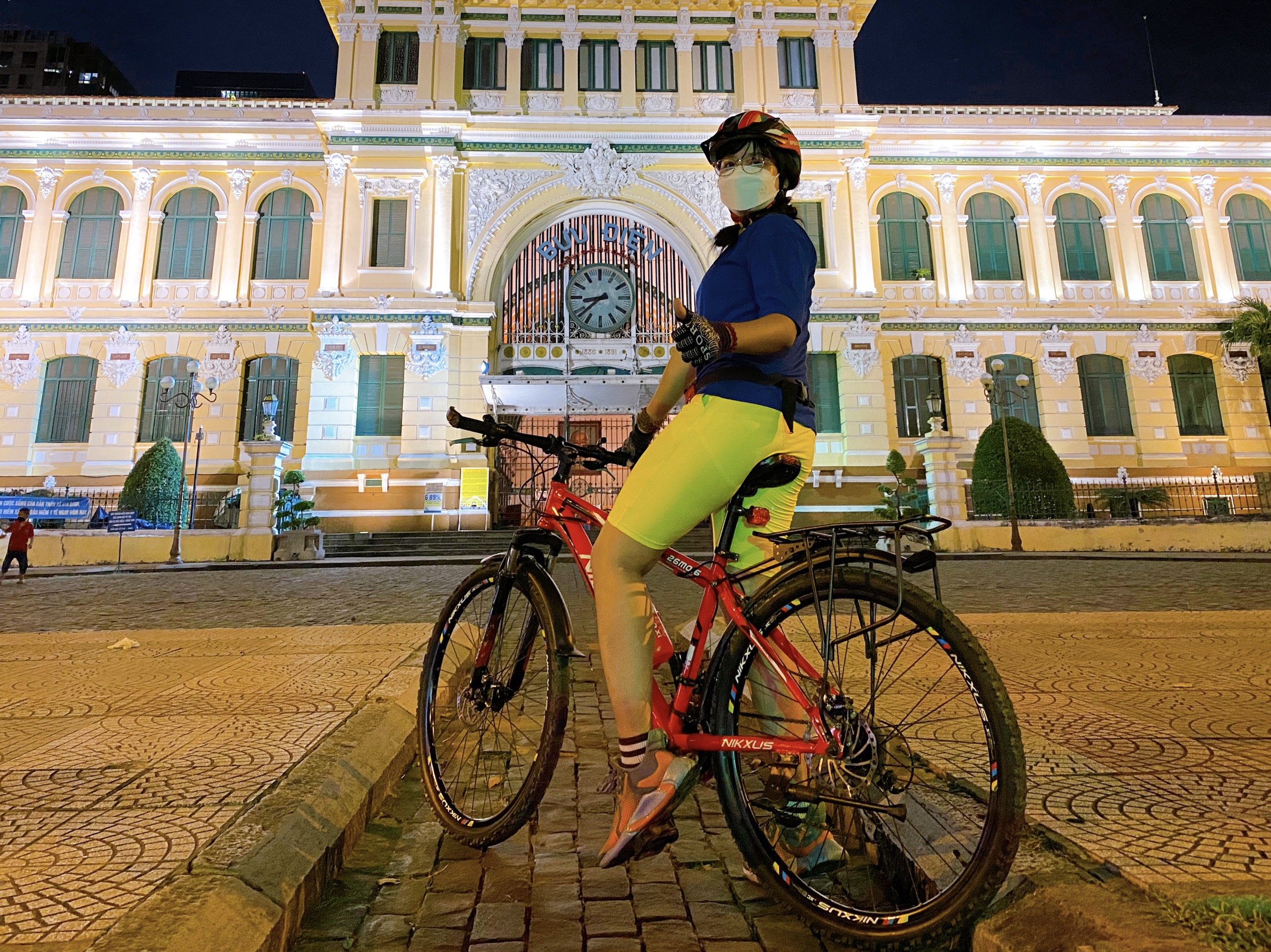 Giá xăng liên tục tăng, cô gái đạp xe hơn 10 km để đi làm